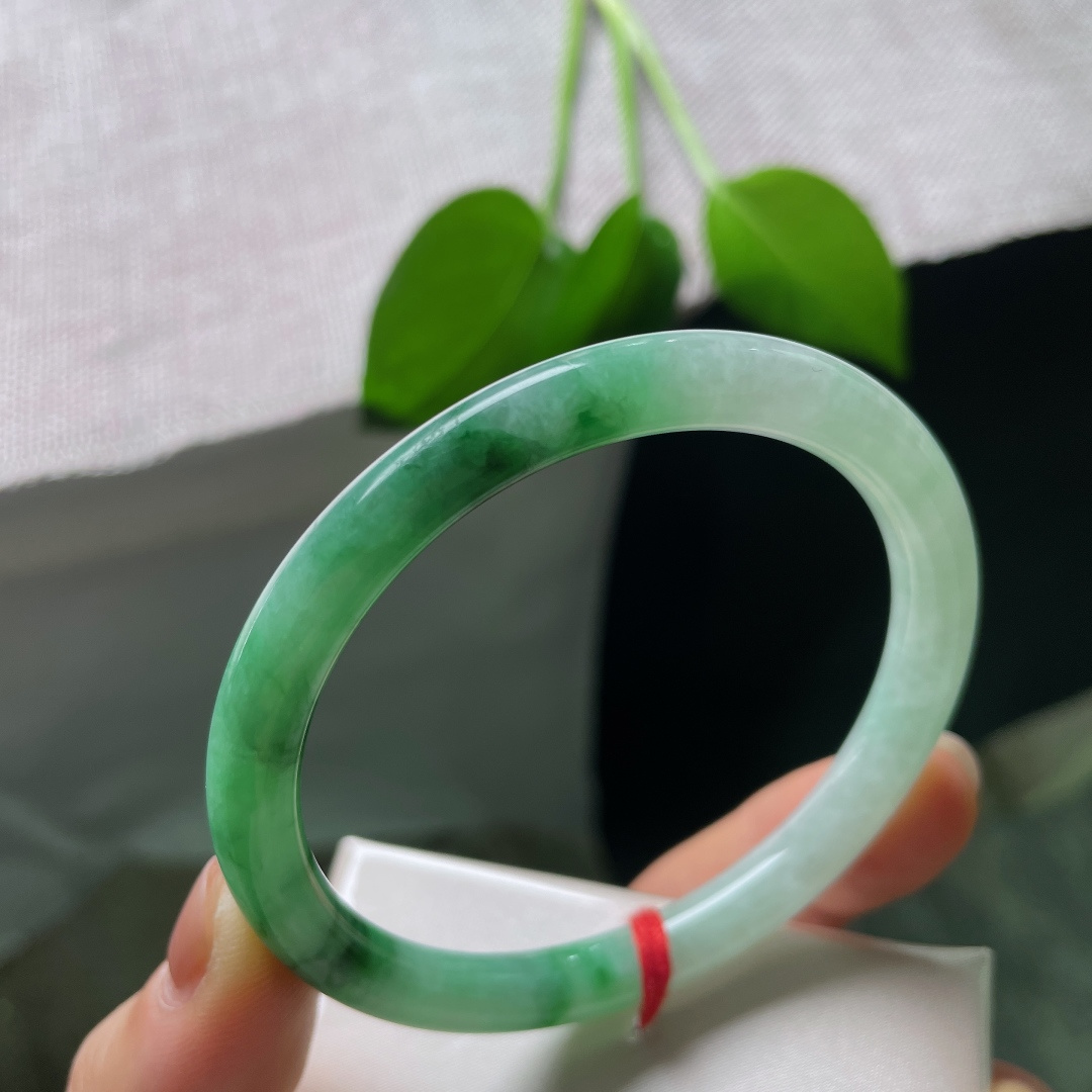 58/6.8，飘绿正圈，横裂，一环分双色，一素一艳相互映衬，氛围感十足，佩戴大气灵动，自带独一份的韵味。Ss56978a
