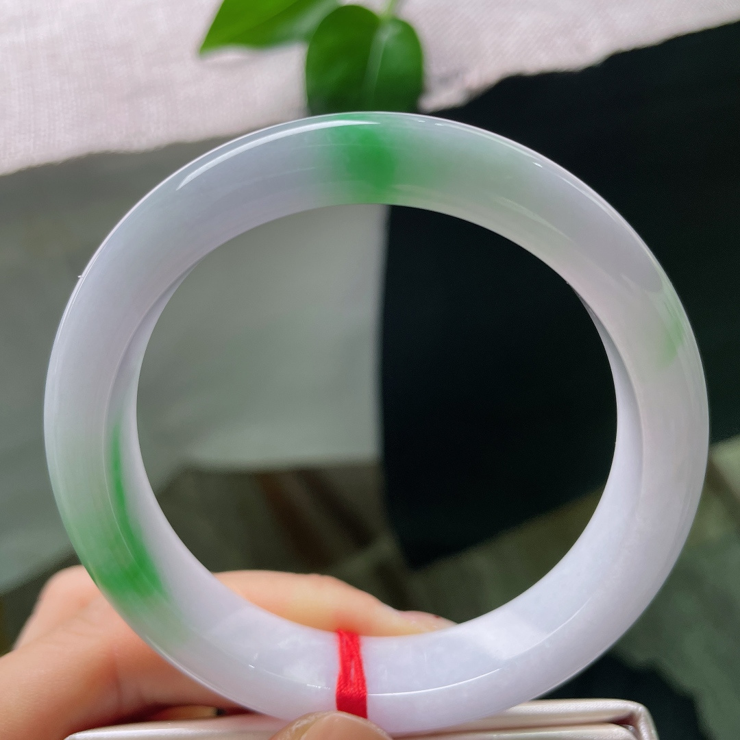 58.8/12.5/8.4，春彩正圈，翠色欲滴，春风执笔，把腕间晕成一场斑斓。皮纹，56673a