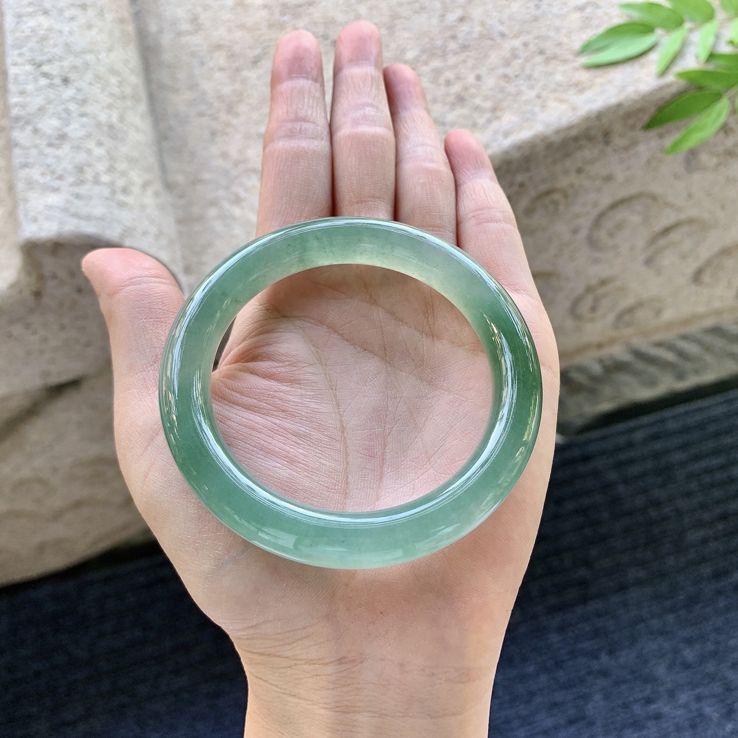 圆条54 55，圈口54.6/10/9.4，编码B2081108，糯冰晴绿，水润，种老，细腻，无裂。