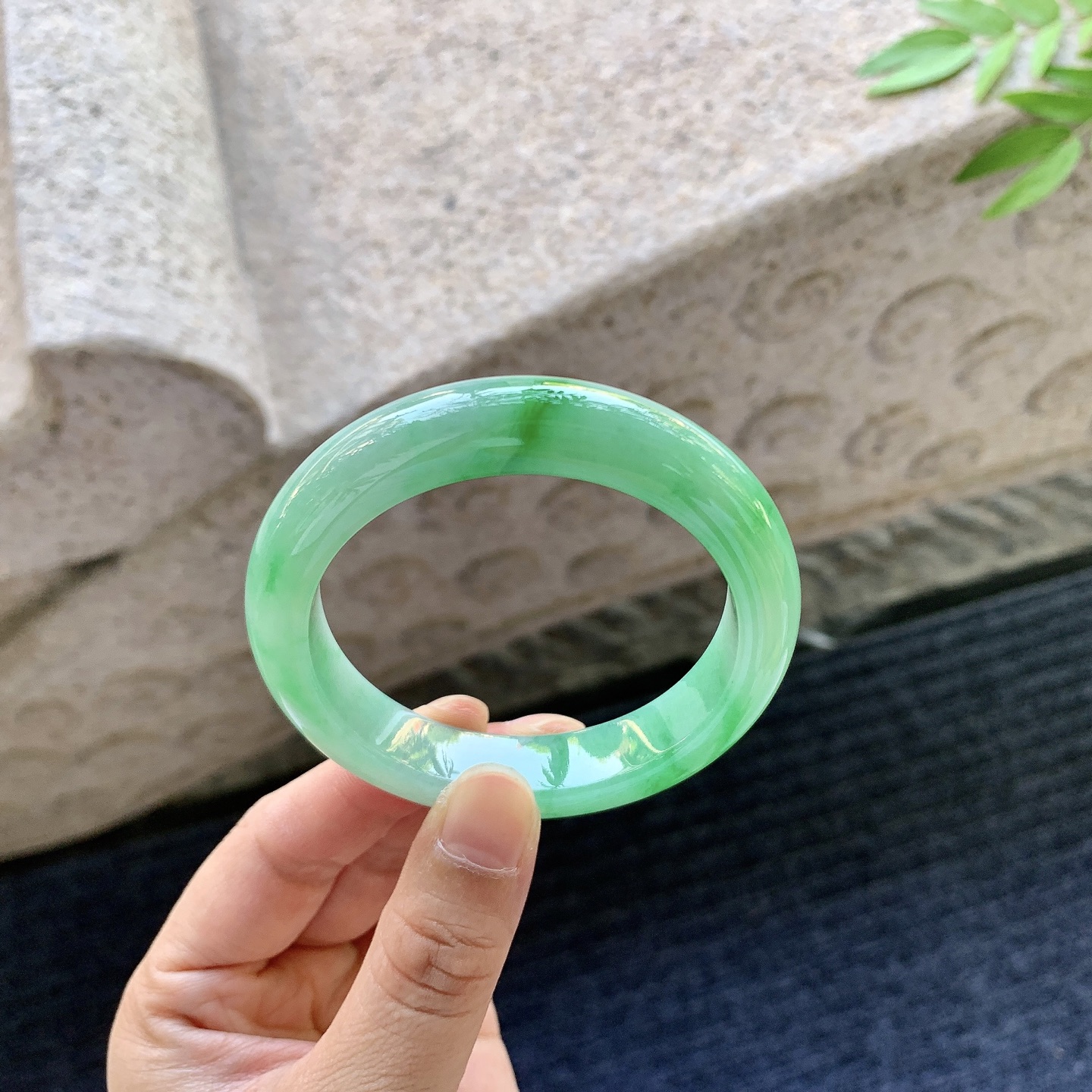 正圈52 53，圈口52.6/11.8/8.5，编码G7081125，糯冰飘阳绿，水润，种老，细腻，打灯有纹线