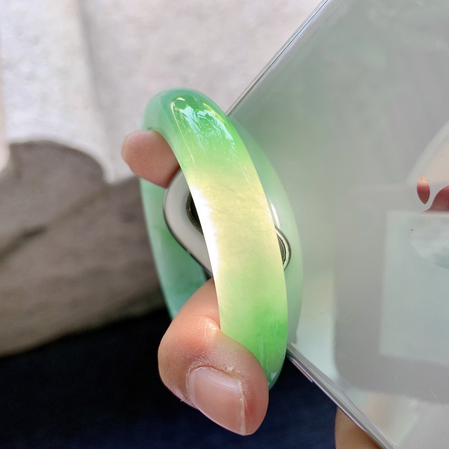正圈52 53，圈口52.6/11.8/8.5，编码G7081125，糯冰飘阳绿，水润，种老，细腻，打灯有纹线