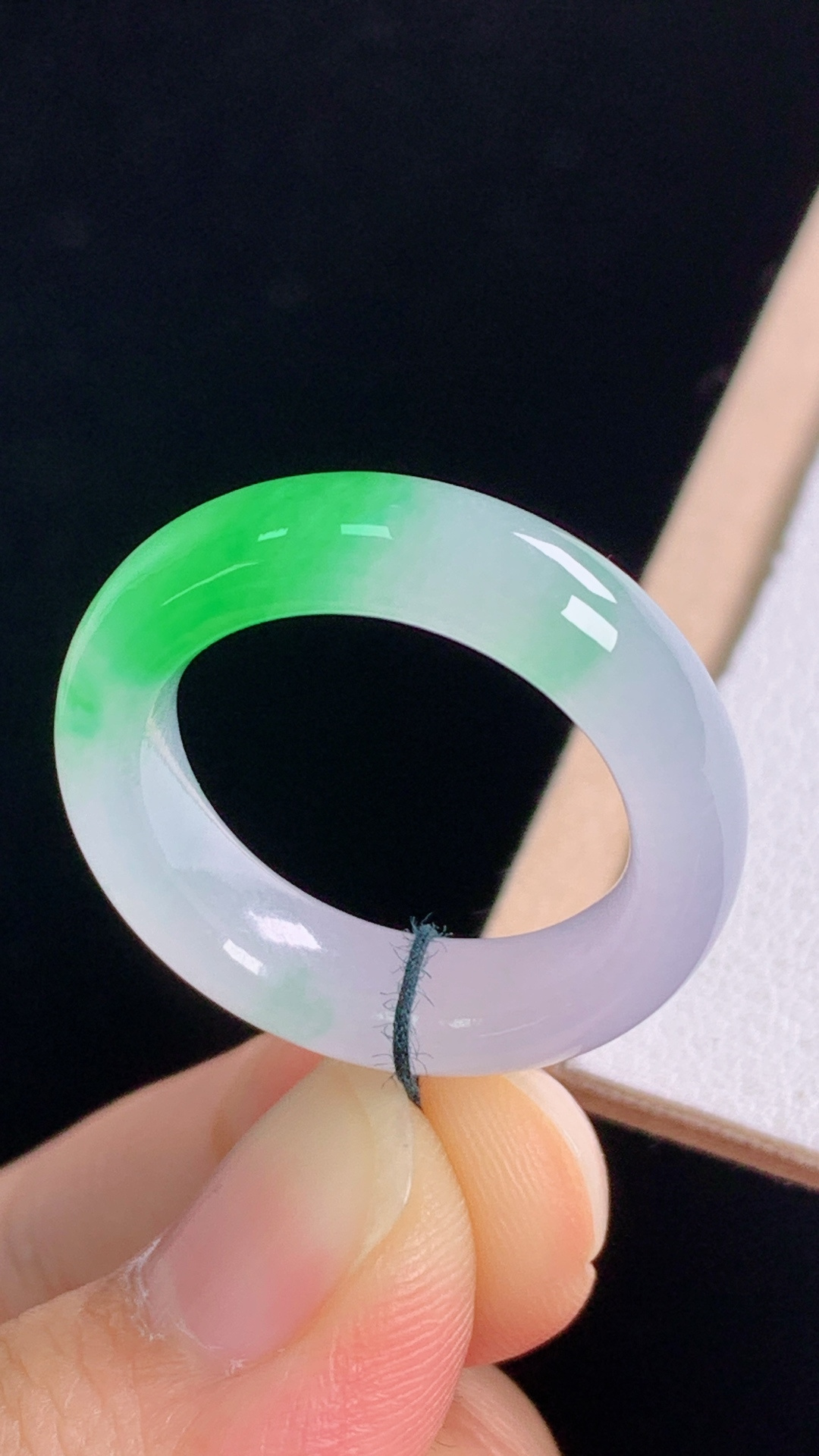 冰飘绿指环，色泽明艳，水润细腻，无裂，尺寸:圈口16/17.7-5.9-3.9mm