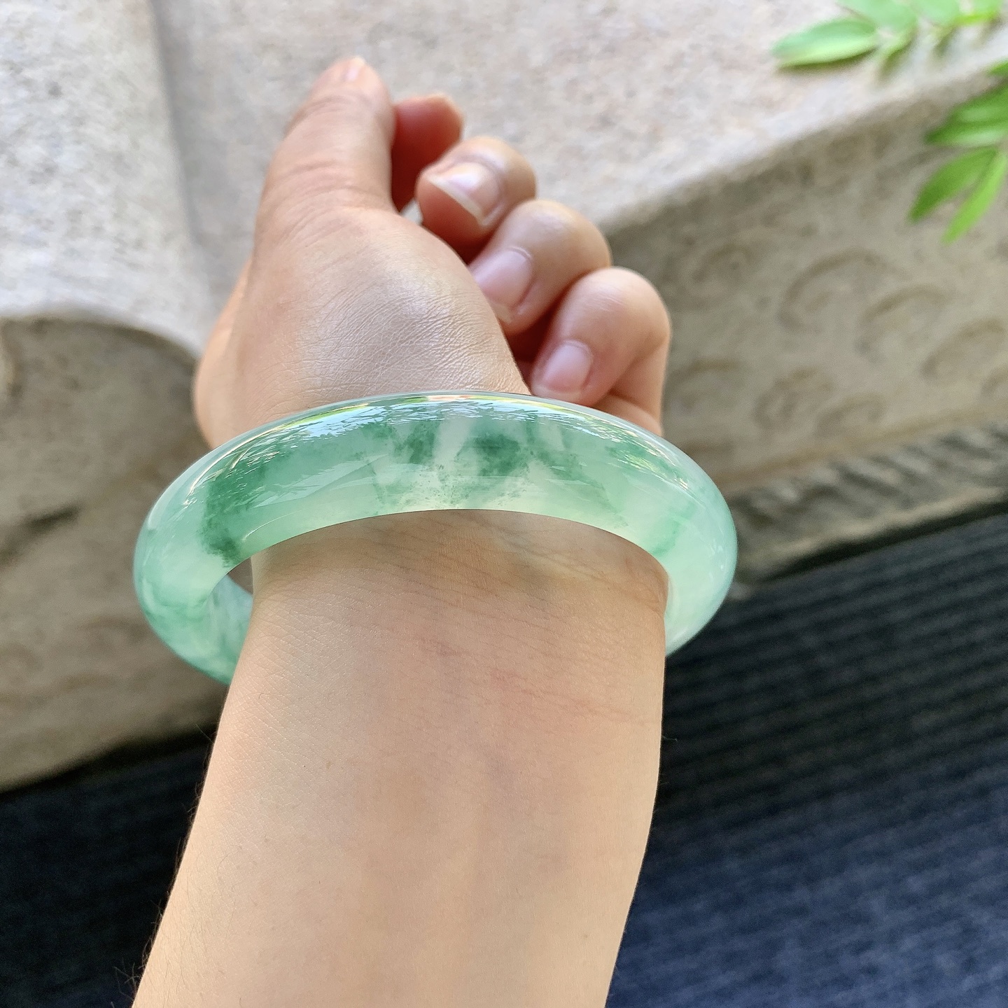 正圈58 59，圈口59.1/12.7/9，编码A1081128，冰飘绿花，清透，水润，种老，细腻，无裂。