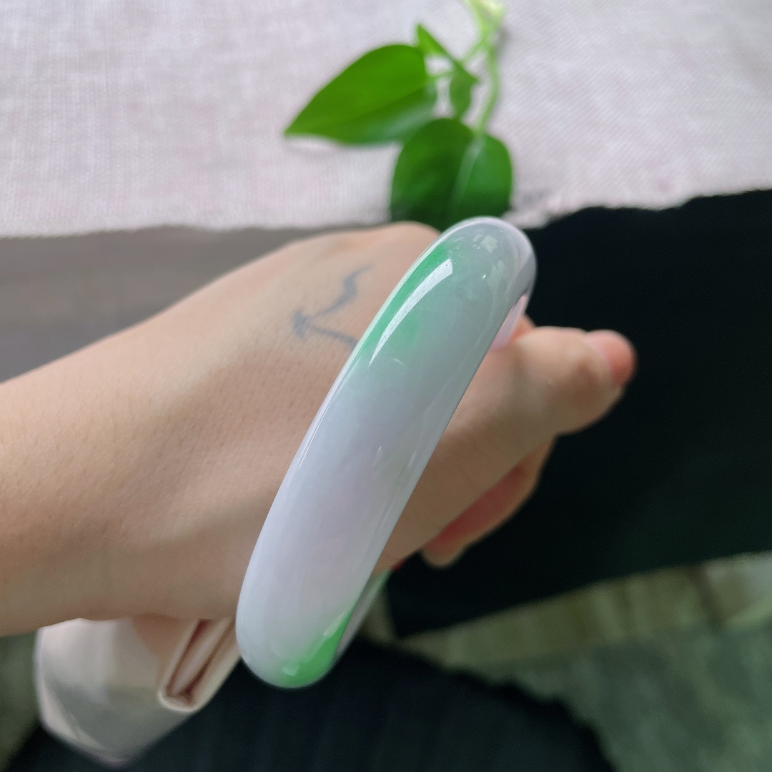 白底青正圈，翠色鲜活，肉质细腻，素雅中透着一股贵气。竖纹，56677