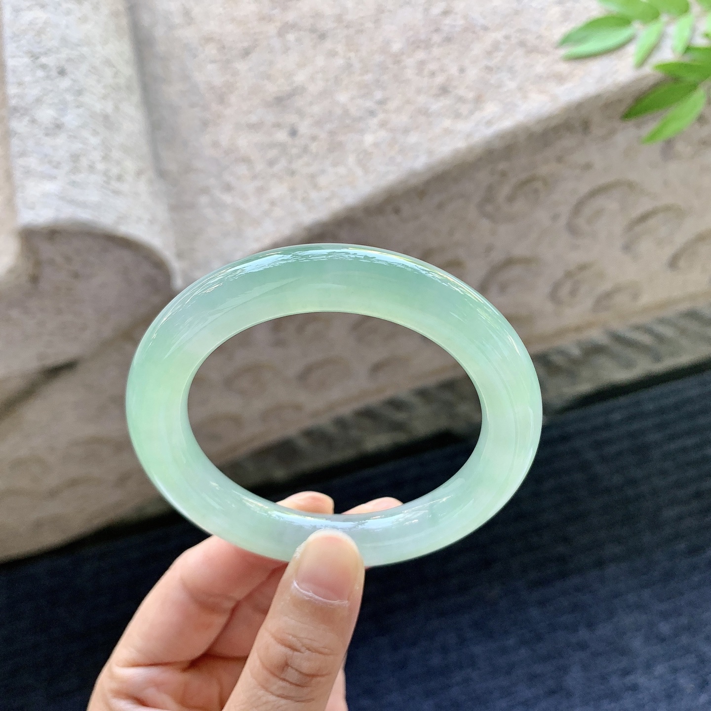 圆条53 54，圈口54.1/10.4/10.6，编码G7081119，描述冰糯果绿，水润，种老，细腻，无裂。