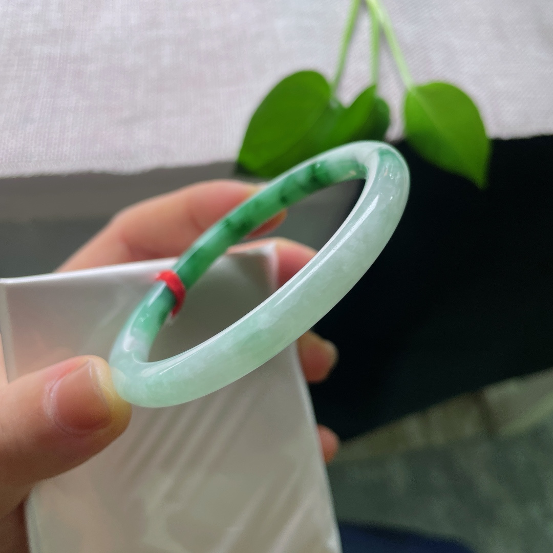 58/6.8，飘绿正圈，横裂，一环分双色，一素一艳相互映衬，氛围感十足，佩戴大气灵动，自带独一份的韵味。Ss56978a