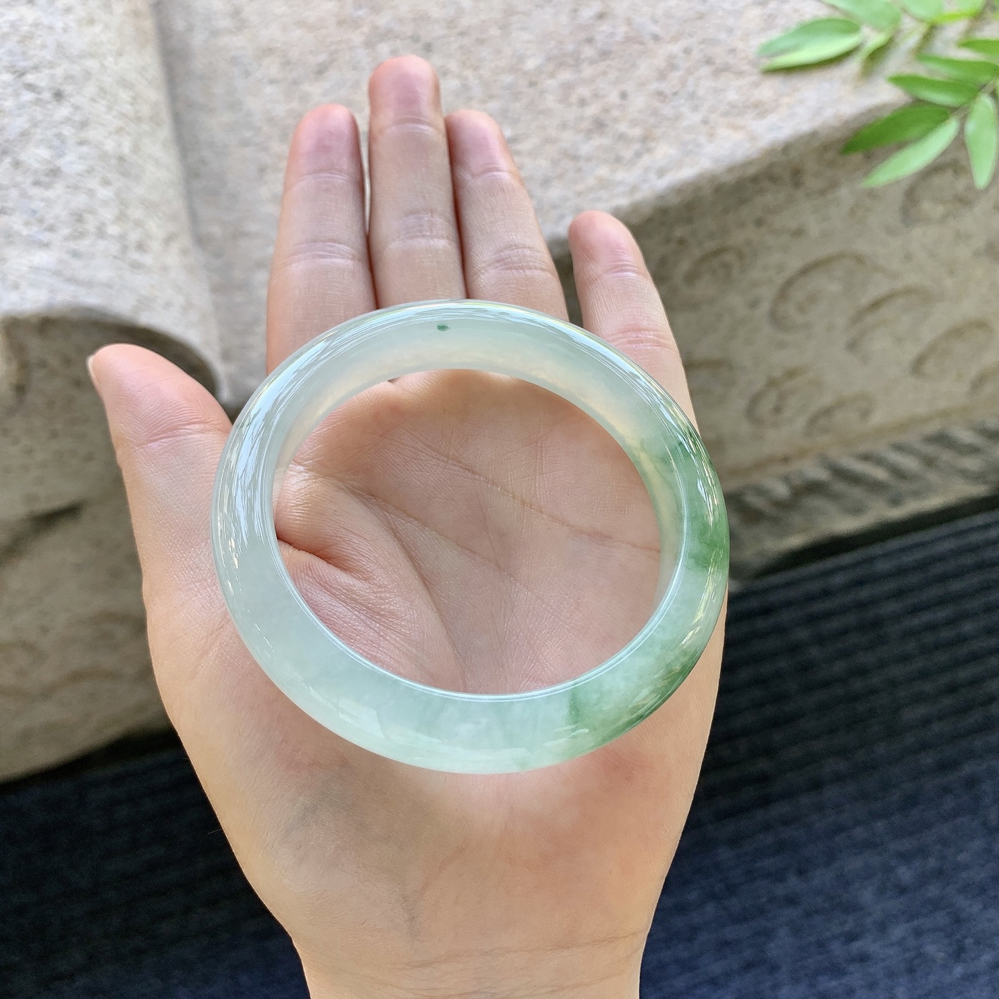 正圈54 55，圈口55.7/12/8.2，编码W6081136，描述冰糯飘绿，水润，种老，细腻，无裂。
