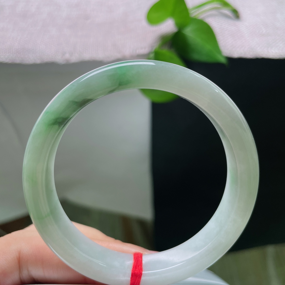 53.8/11.1/7.8，飘花正圈，横裂，白底子细腻莹润，一侧飘花绿意舒展灵动，镯形纤细秀气，配色