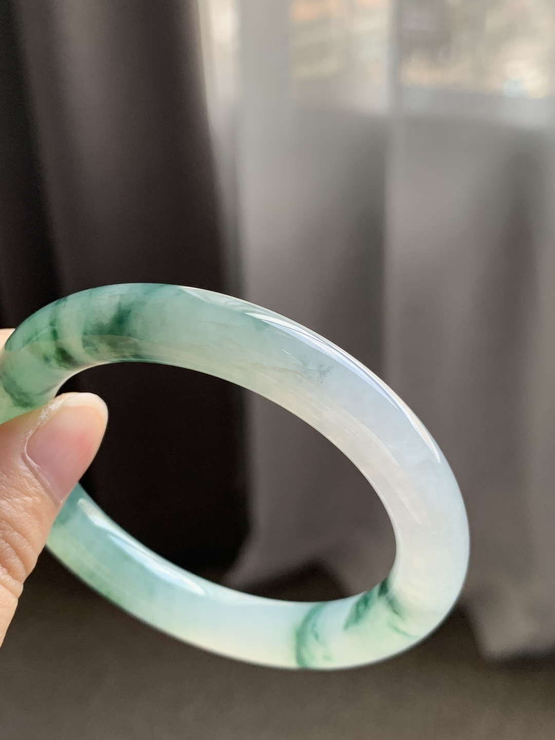 圆条51 52，圈口52.4/10/9.3，编码B2081114，冰糯飘花，水润，种老，细腻，有纹线。