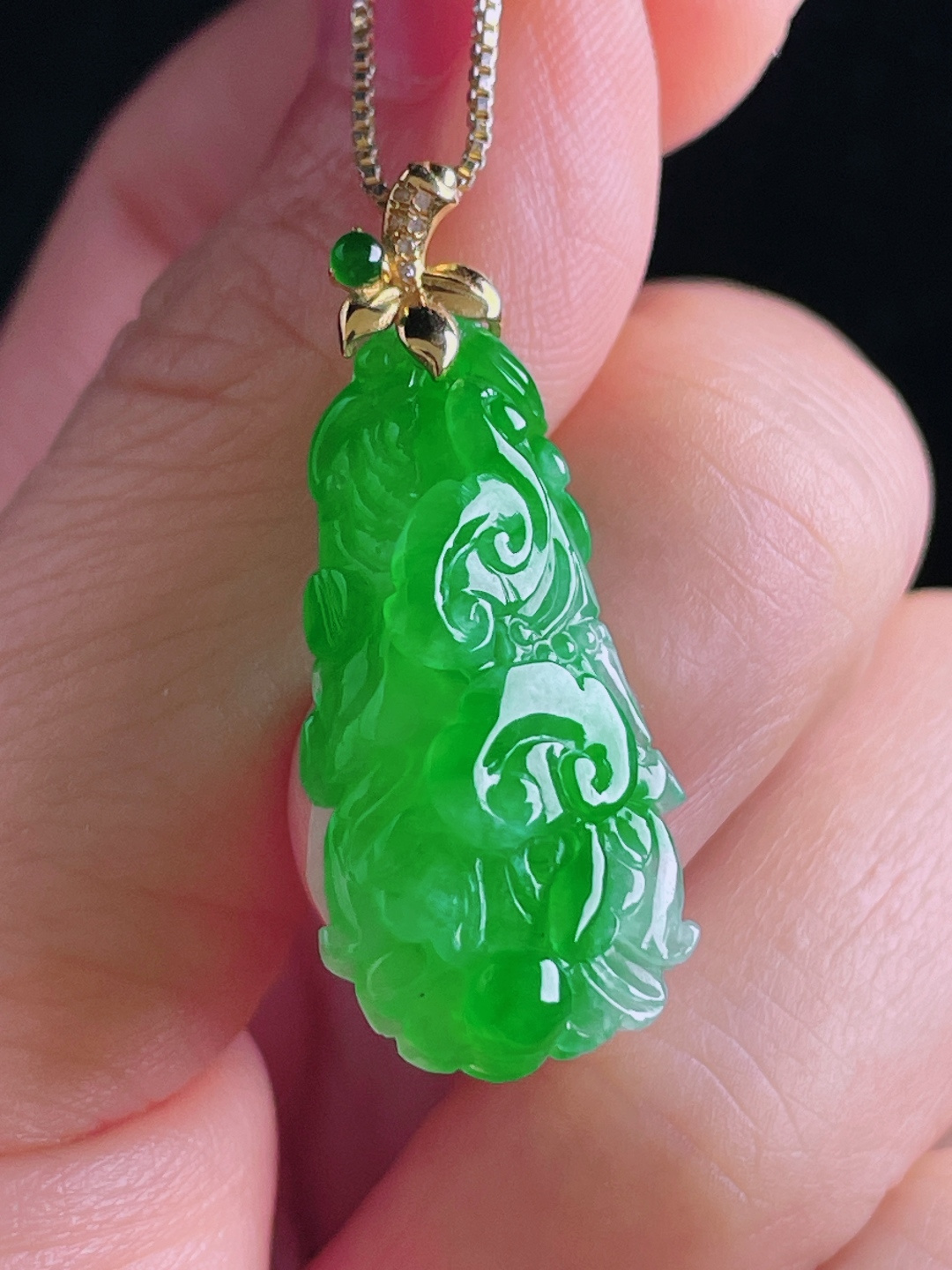 ️辣绿白菜/百财，老种起光，细底通透，尺寸：33.8裸石28/14.4/7.3mm0810