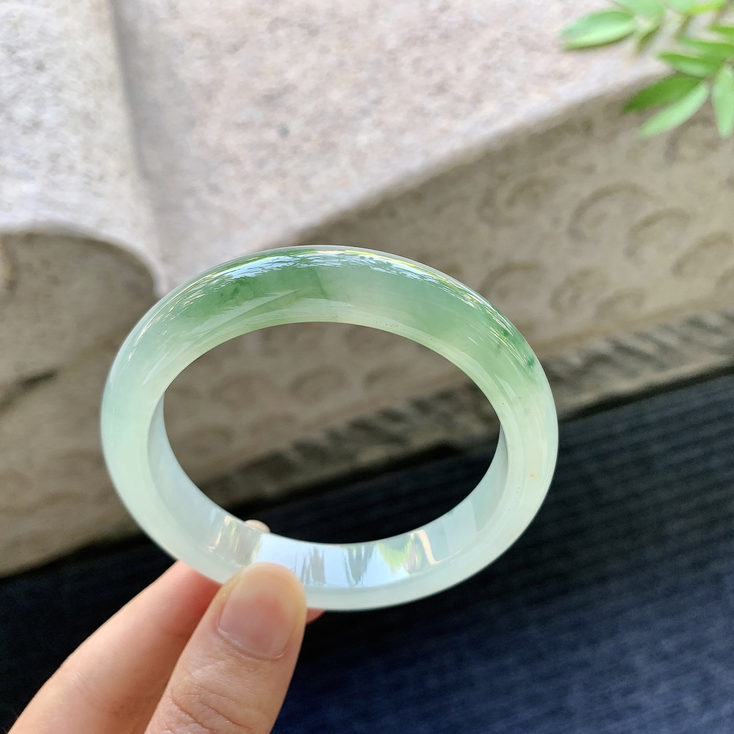 正圈54 55，圈口55.7/12/8.2，编码W6081136，描述冰糯飘绿，水润，种老，细腻，无裂。