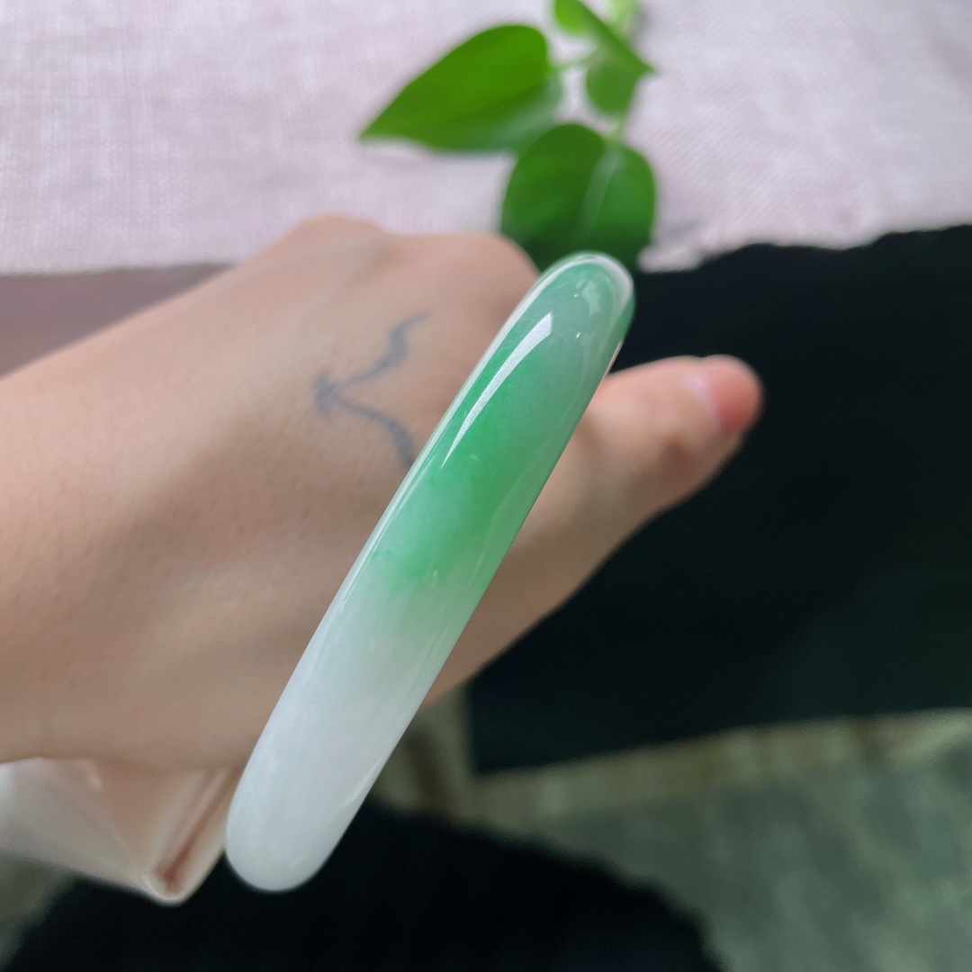 55/10.2飘绿圆条，白底青，恰似宣纸落墨，这一笔翠色，晕染了千年。横纹，56667a