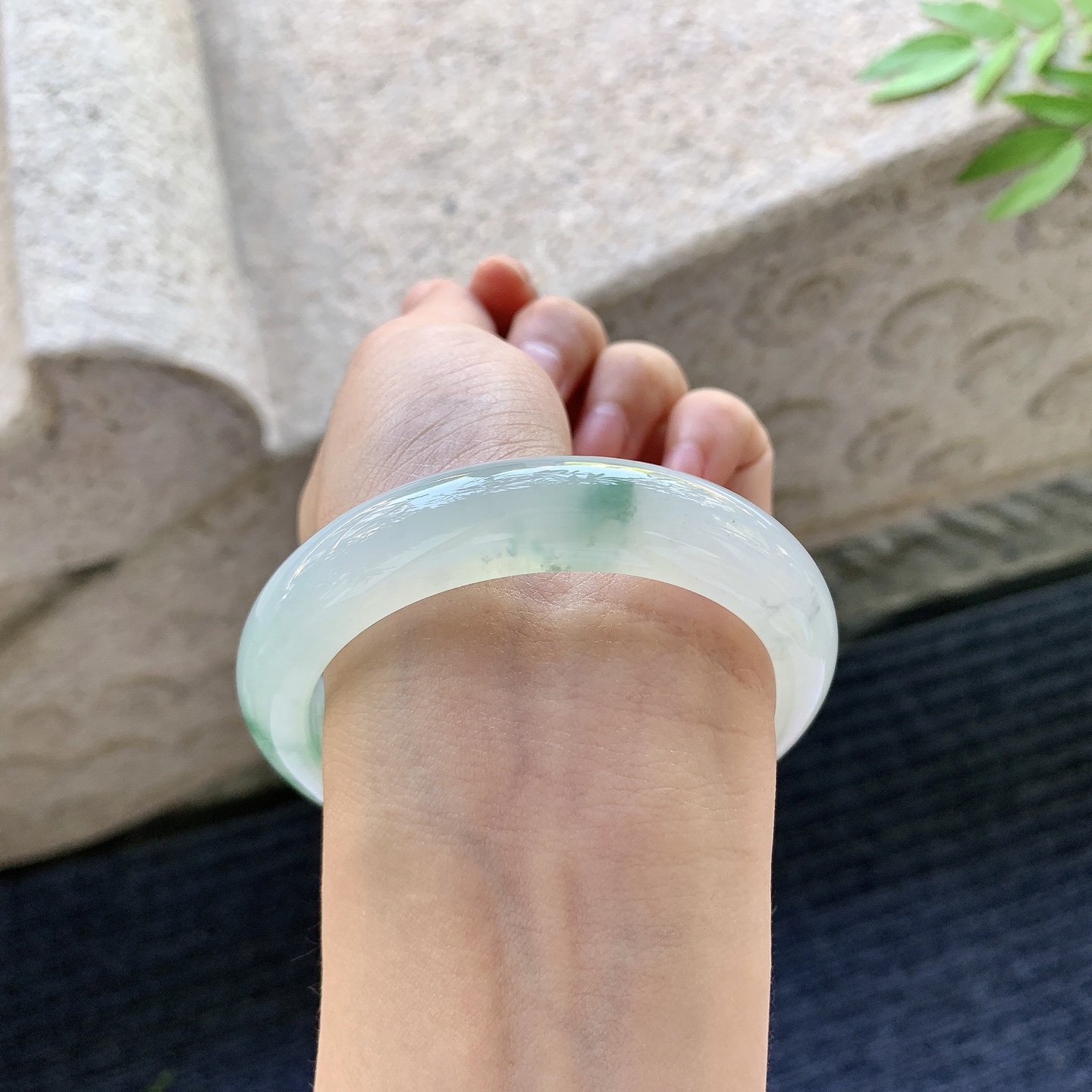 正圈55 56，圈口56/12.4/8.6，编码W6081135，描述冰糯飘黄翡，飘花，水润，种老，细腻，无裂。