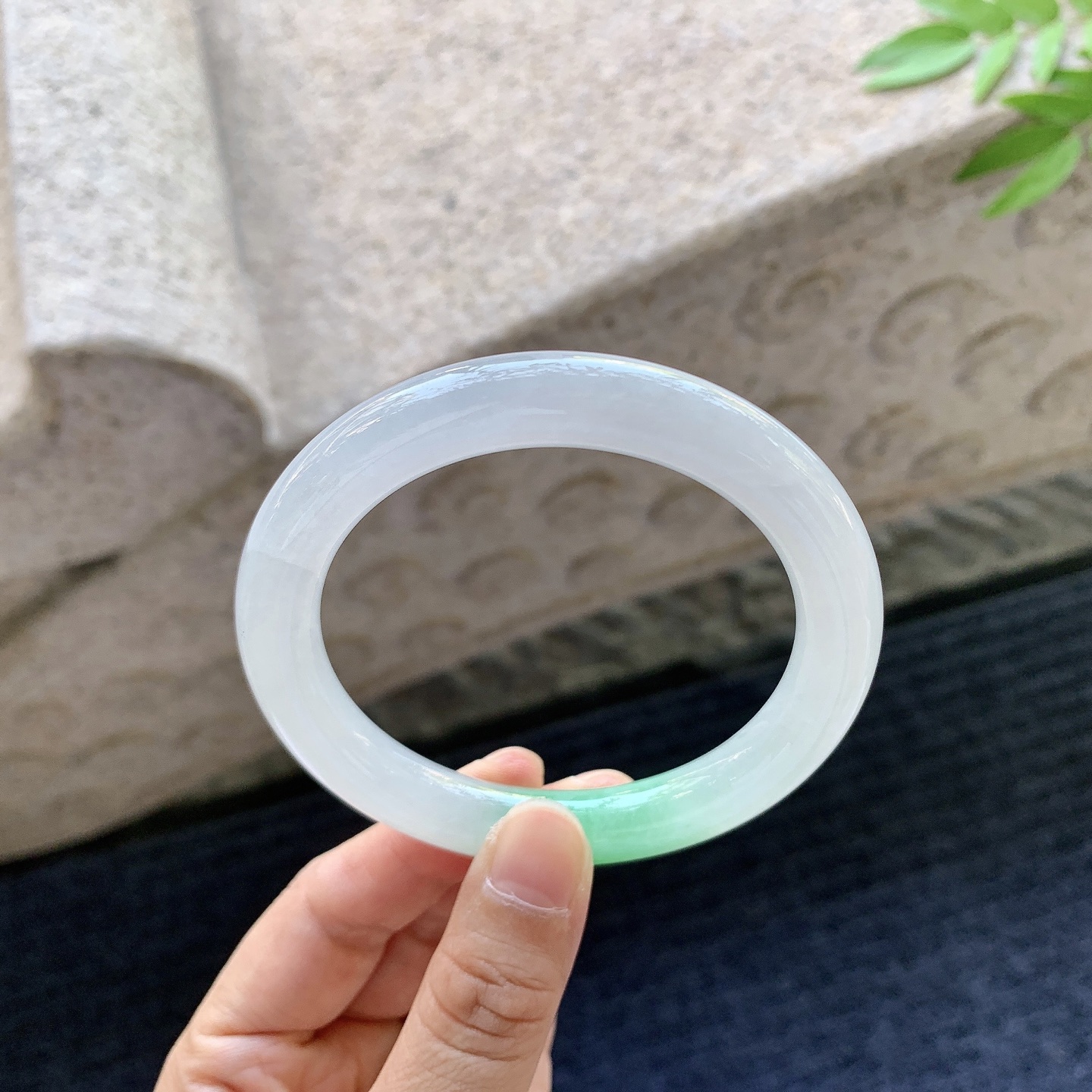 圆条56 57，圈口57.6/9.8/9.7，编码B2081110，糯冰飘绿，水润，种老，细腻，有纹线