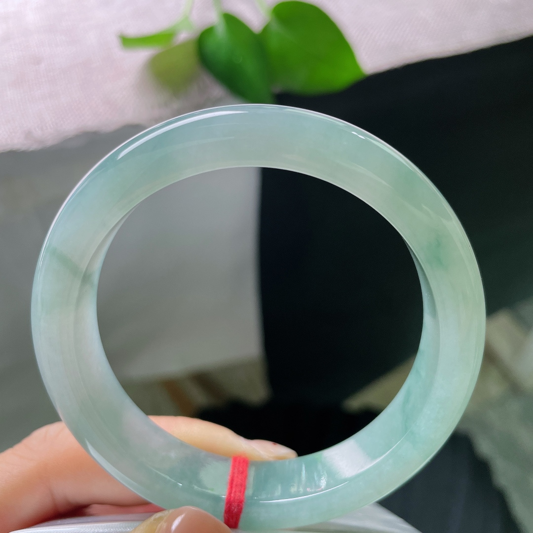 56.5/12.4/8，冰蓝正圈，宁静致远，种老，清透泛光，油润细腻，低调内敛，无裂，56021a