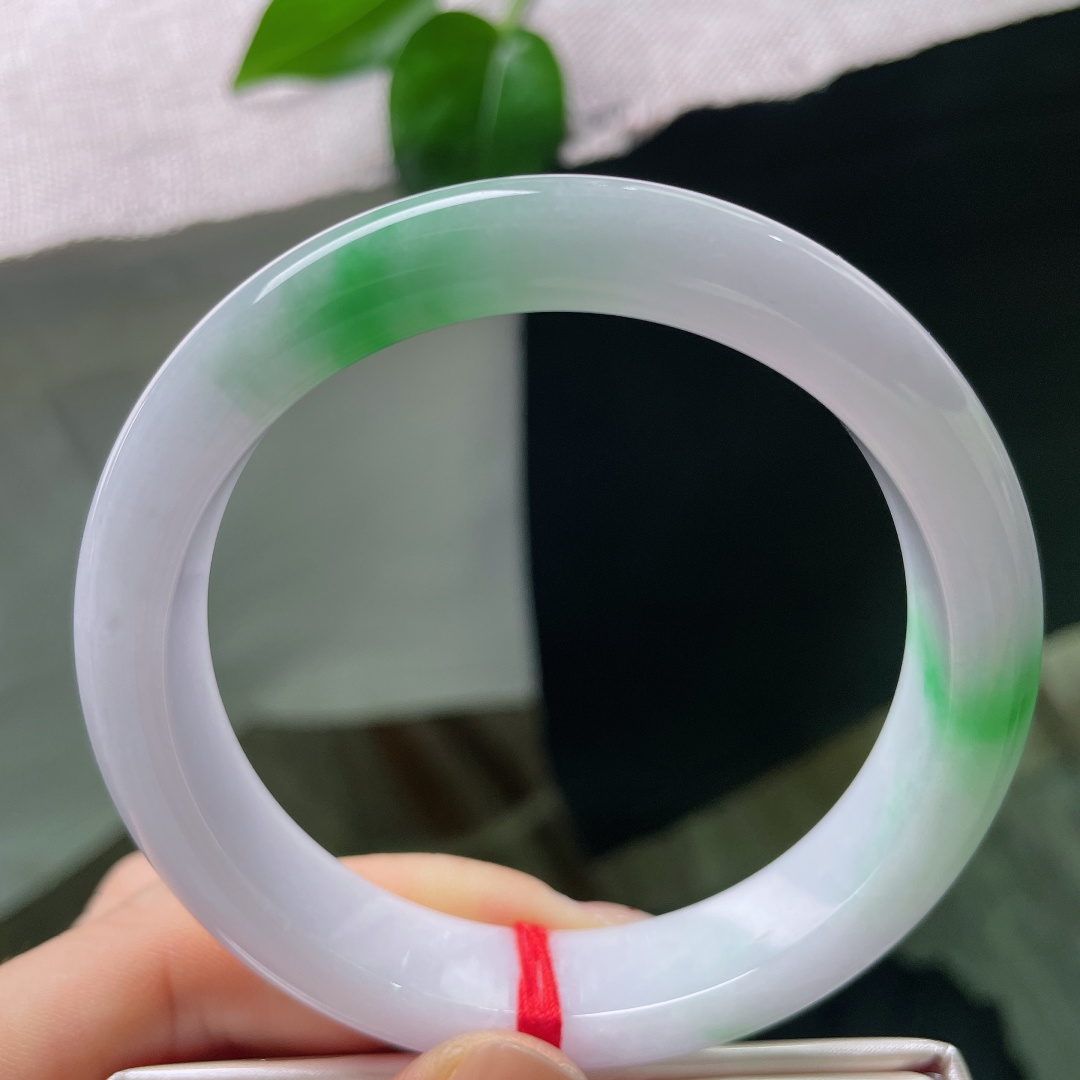 58.8/12.5/8.4，春彩正圈，翠色欲滴，春风执笔，把腕间晕成一场斑斓。皮纹，56673a