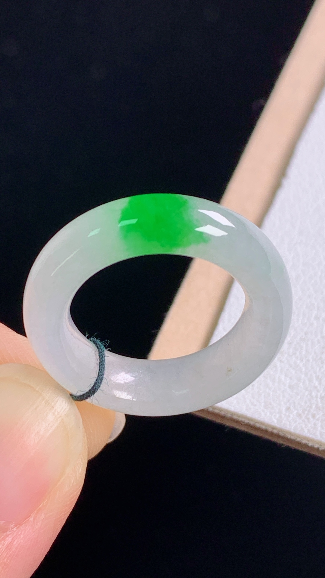 冰飘绿指环，翠色艳丽，清爽细腻，无裂，尺寸:圈口10/15.4-5.7-3.9mm