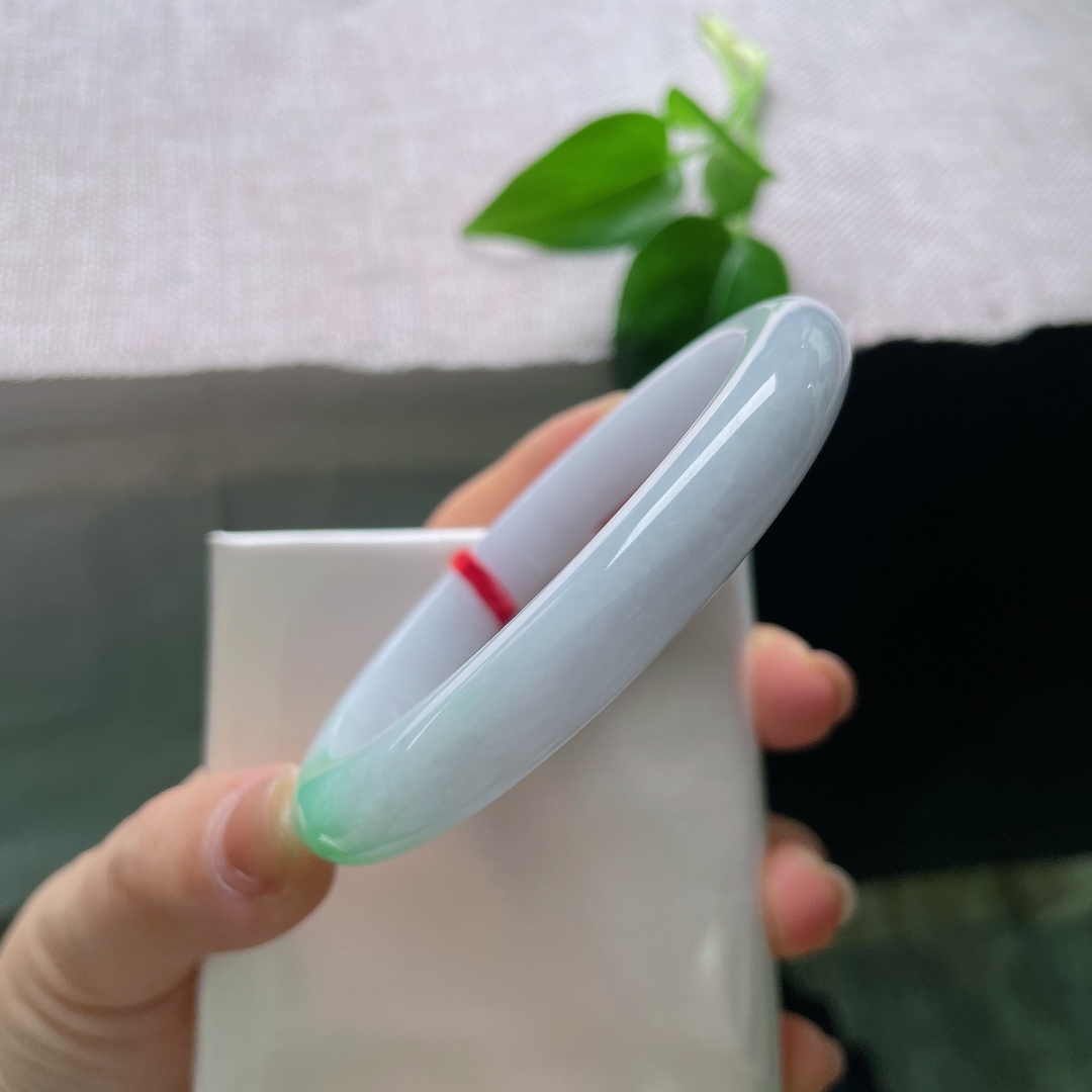 59.8/9.8/7.9，白底青正圈，水头好，细腻，腕间一抹青，万物皆清白。皮纹，56680a