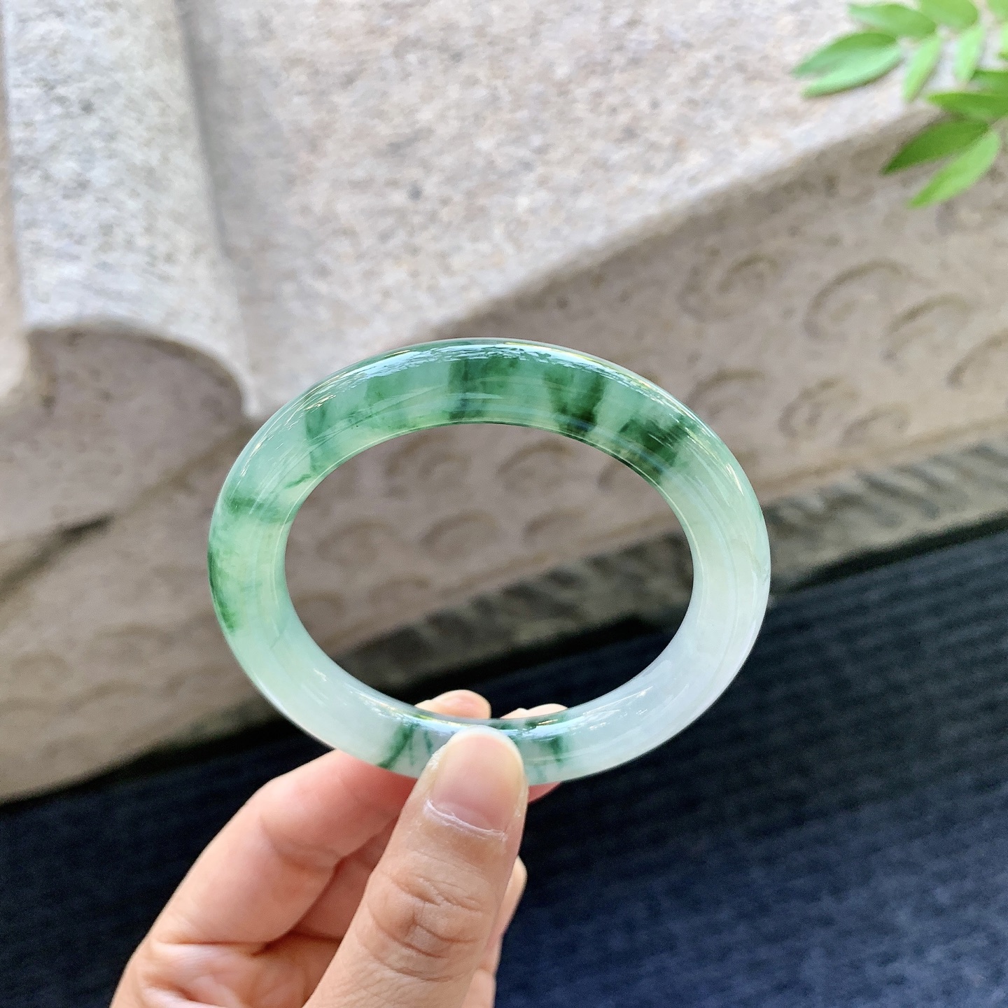 圆条51 52，圈口52.4/10/9.3，编码B2081114，冰糯飘花，水润，种老，细腻，有纹线。