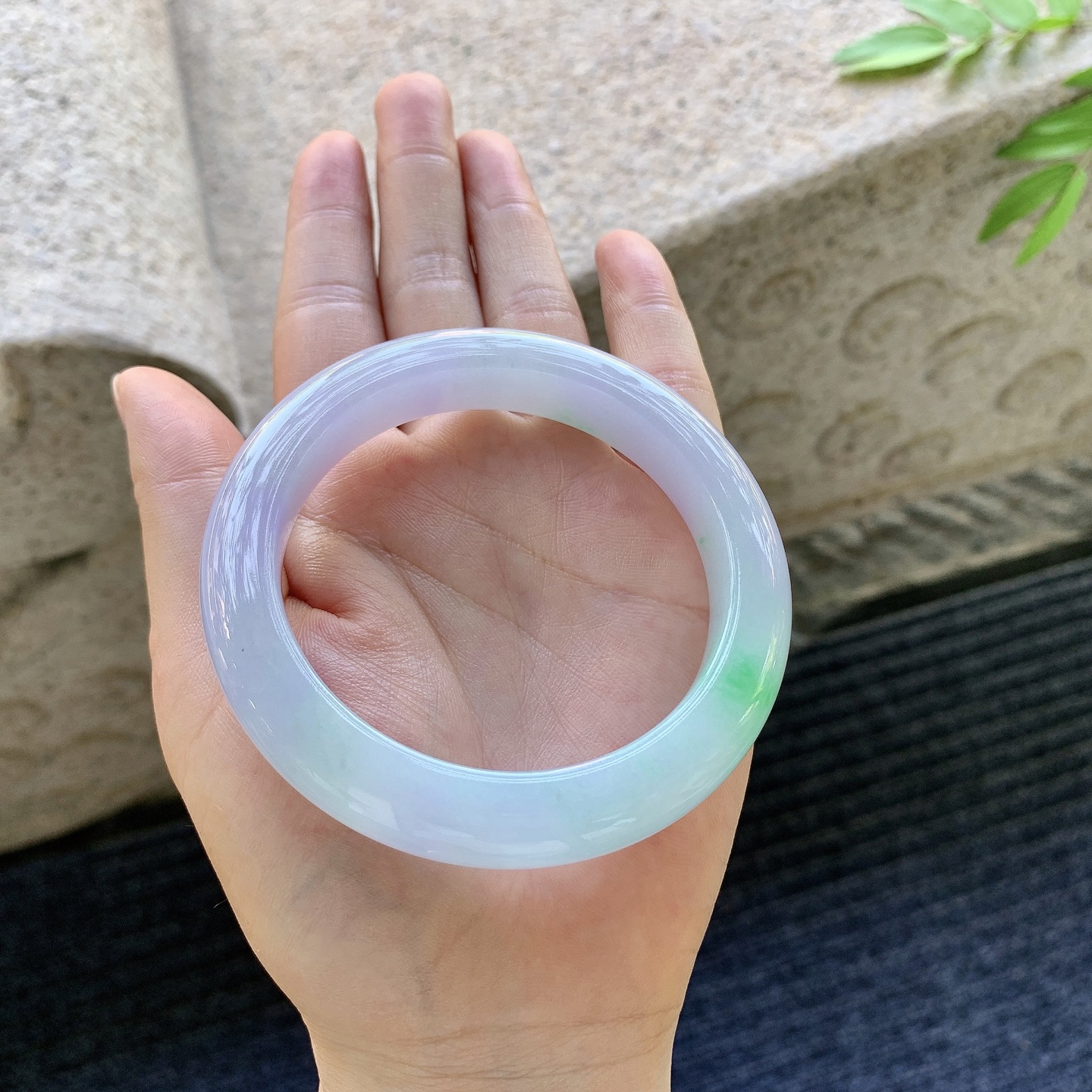 正圈57 58，圈口58.7/11.6/10.1，编码G7081124，冰糯春彩，水润，种老，细腻，无裂。