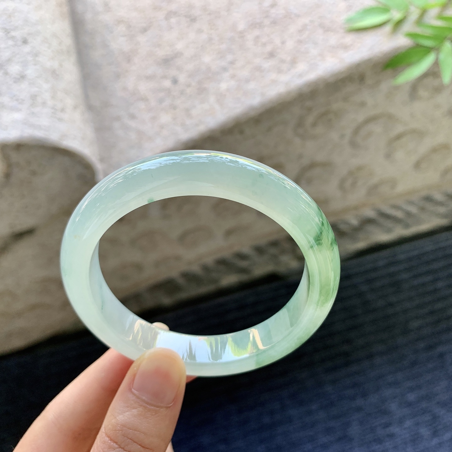 正圈54 55，圈口55.7/12/8.2，编码W6081136，描述冰糯飘绿，水润，种老，细腻，无裂。
