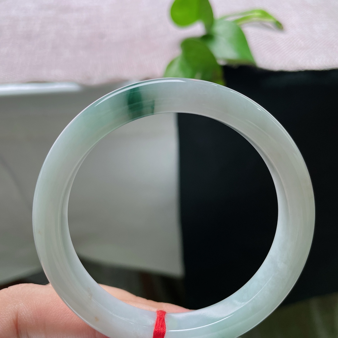 53.9/9.2/7.9，飘花正圈，无裂，底子通透干净，一侧聚敛浓郁深绿飘花，色彩对比鲜明，纤细镯身