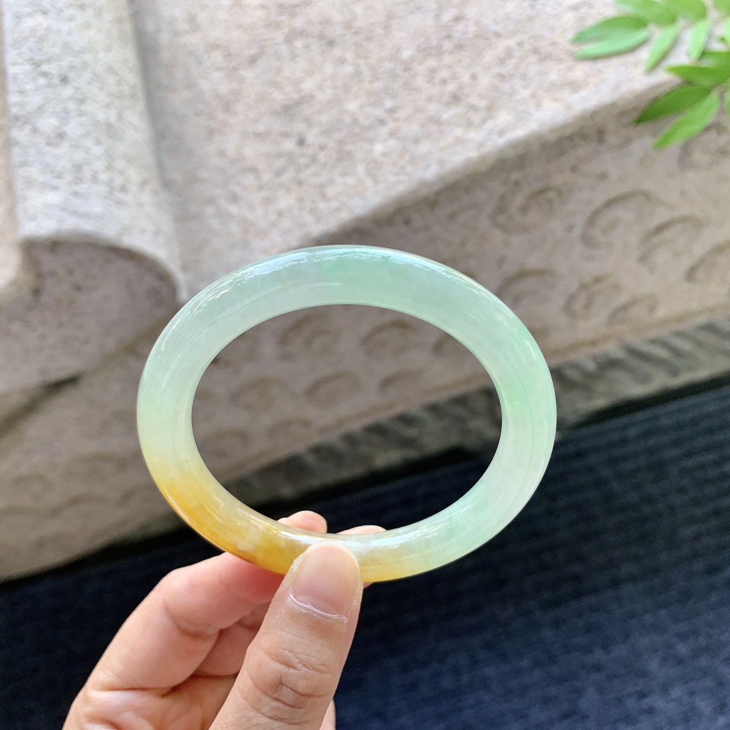 圆条54 55，圈口55.2/9.3/9，编码B2081111，描述：冰糯飘黄翡，水润，种老，细腻，无裂。