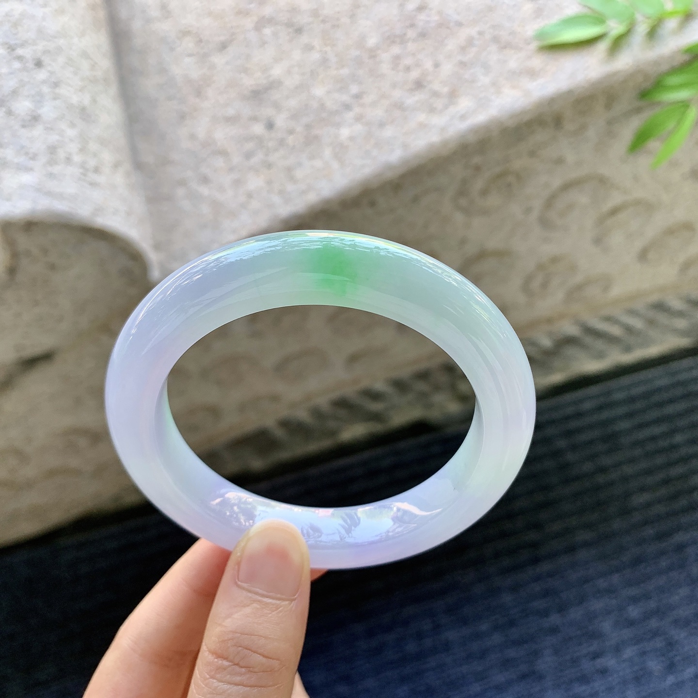 正圈57 58，圈口58.7/11.6/10.1，编码G7081124，冰糯春彩，水润，种老，细腻，无裂。