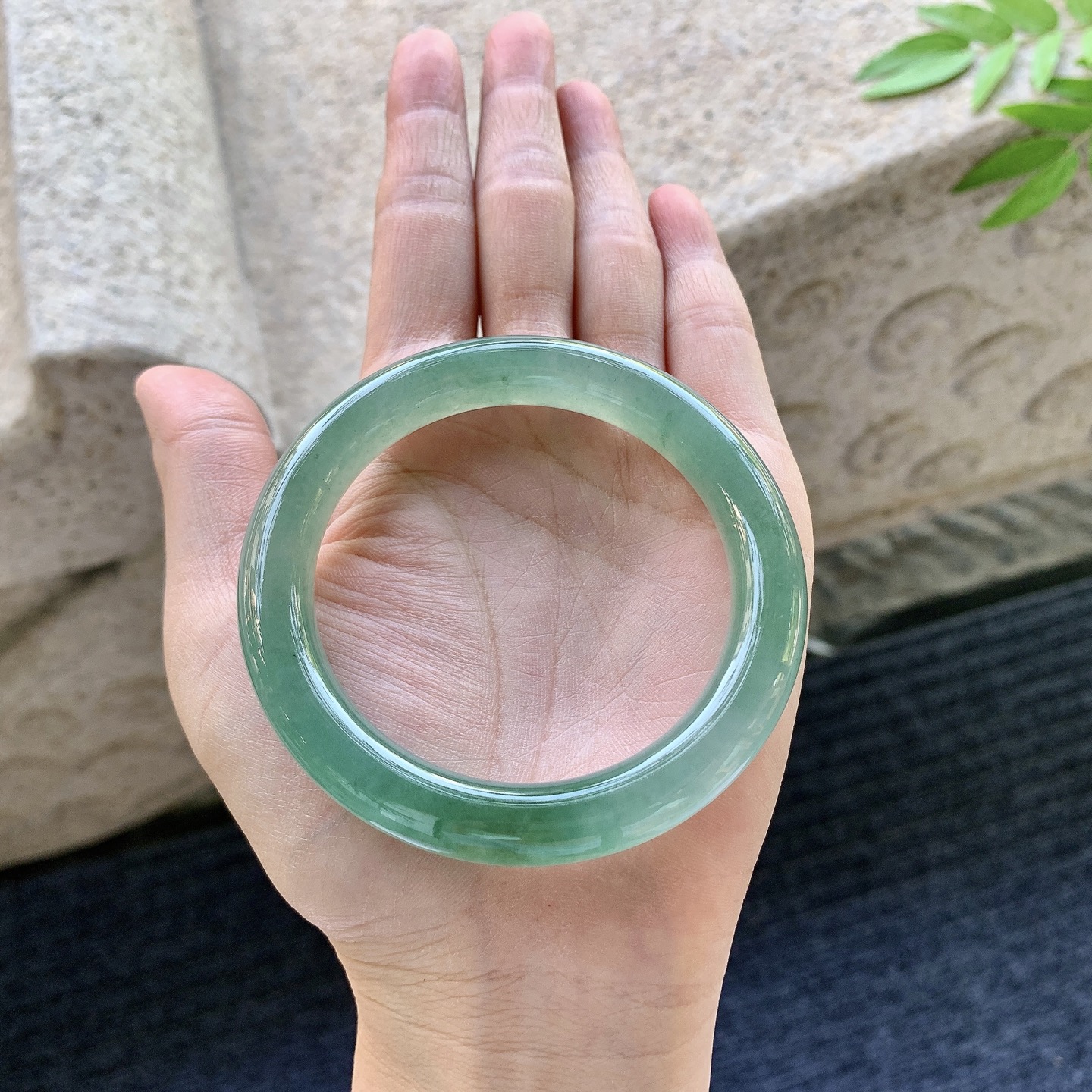 圆条54 55，圈口54.6/10/9.4，编码B2081108，糯冰晴绿，水润，种老，细腻，无裂。