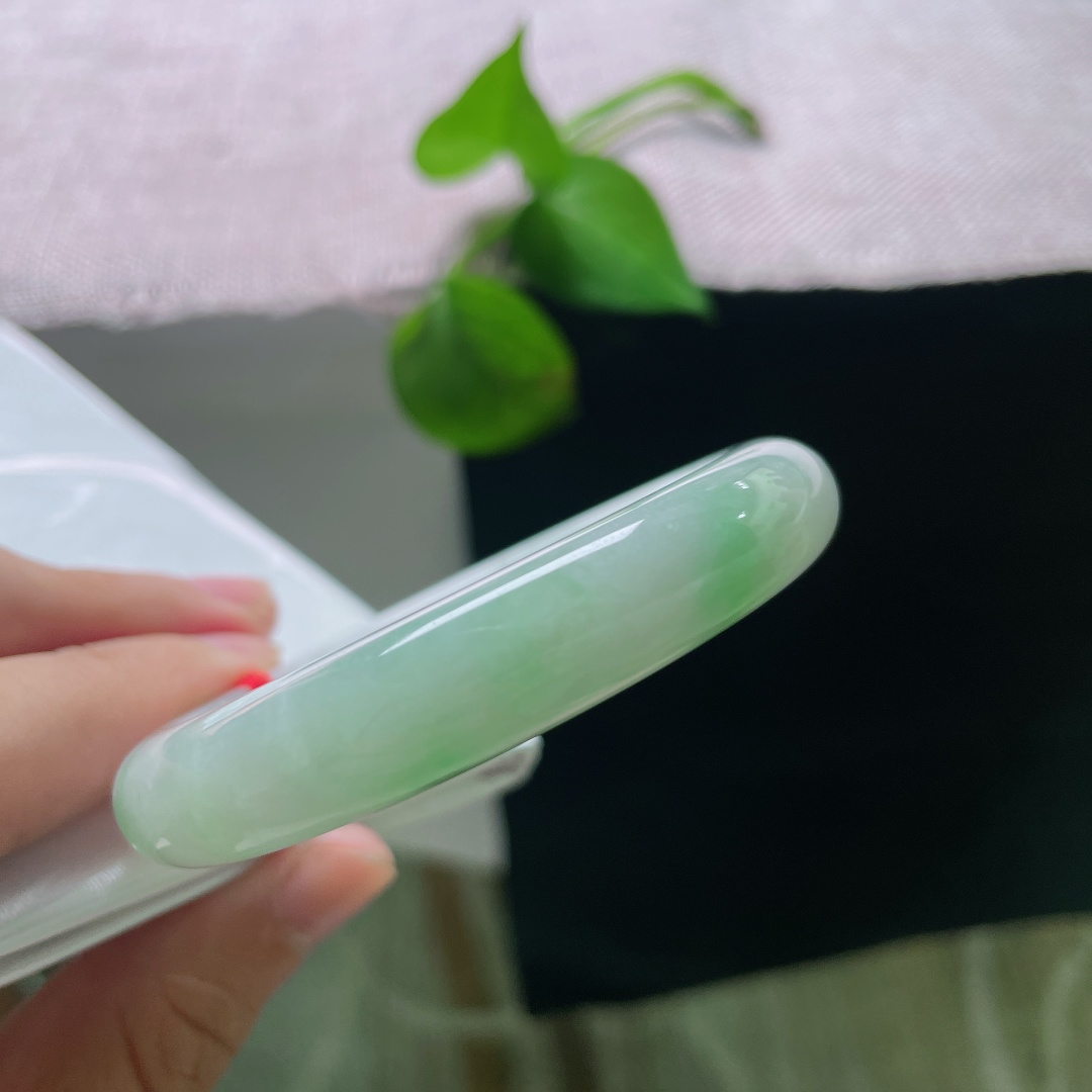 53.8/11.1/7.8，飘花正圈，横裂，白底子细腻莹润，一侧飘花绿意舒展灵动，镯形纤细秀气，配色清雅柔和，上手尽显温婉轻盈的气质。ss55796a