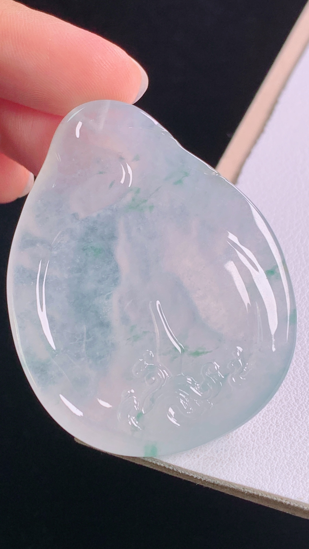 ️冰飘花千手观音，花色灵动，清透起光，无裂，尺寸:50.8-39.7-7.3mm 8