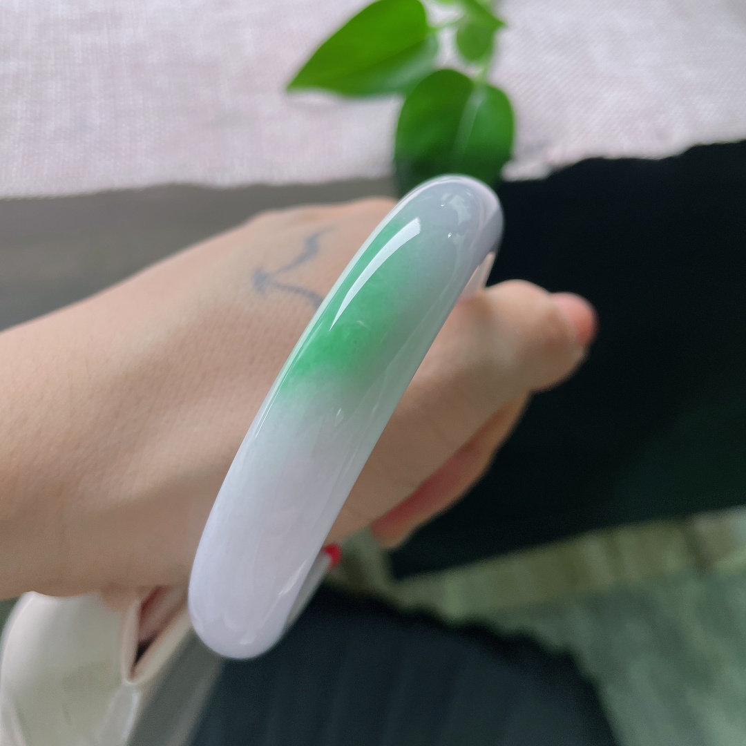 58.8/12.8/8.3，白底青正圈，白釉凝脂，翠色欲流。一方玉佩，半卷诗书。皮纹，56668a