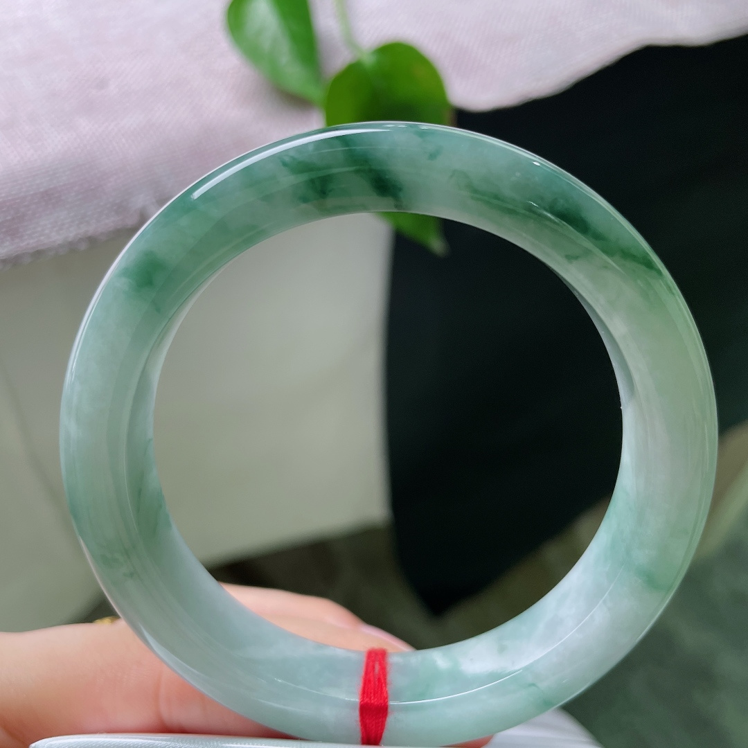 58.2/12/9.2，飘花正圈，无裂，均净玉底作宣纸，天然飘花绘山水，浓淡层次浑然天成，温润流光，