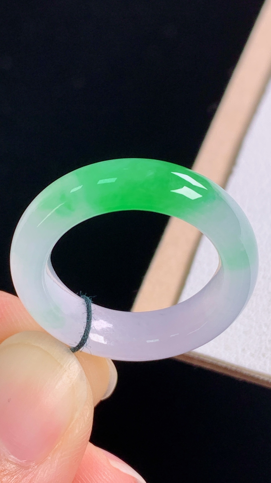 冰飘绿指环，色泽明艳，水润细腻，无裂，尺寸:圈口16/17.7-5.9-3.9mm
