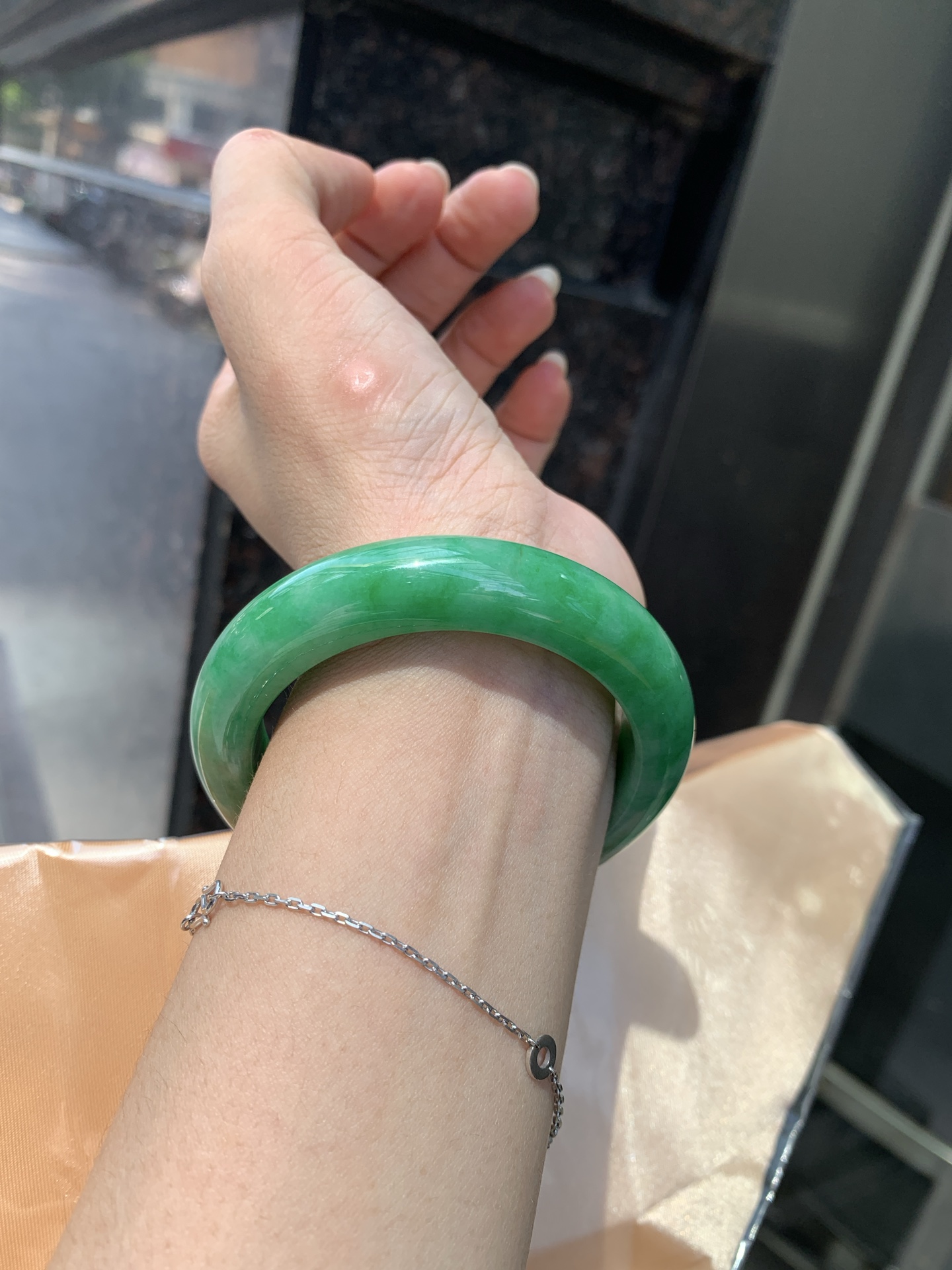 满绿正圈,打灯纹裂，表皮微扣