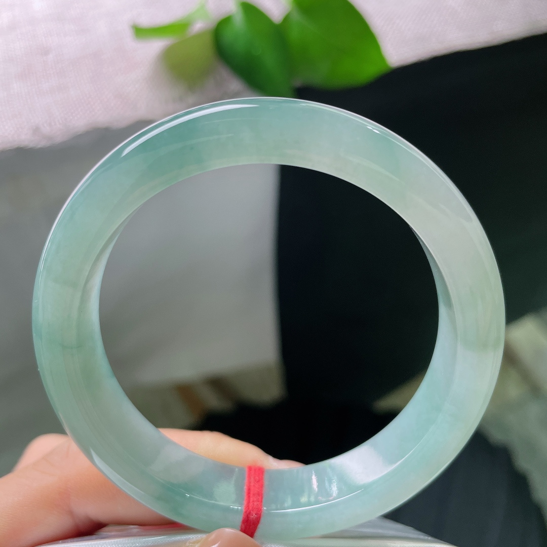 56.5/12.4/8，冰蓝正圈，宁静致远，种老，清透泛光，油润细腻，低调内敛，无裂，56021a