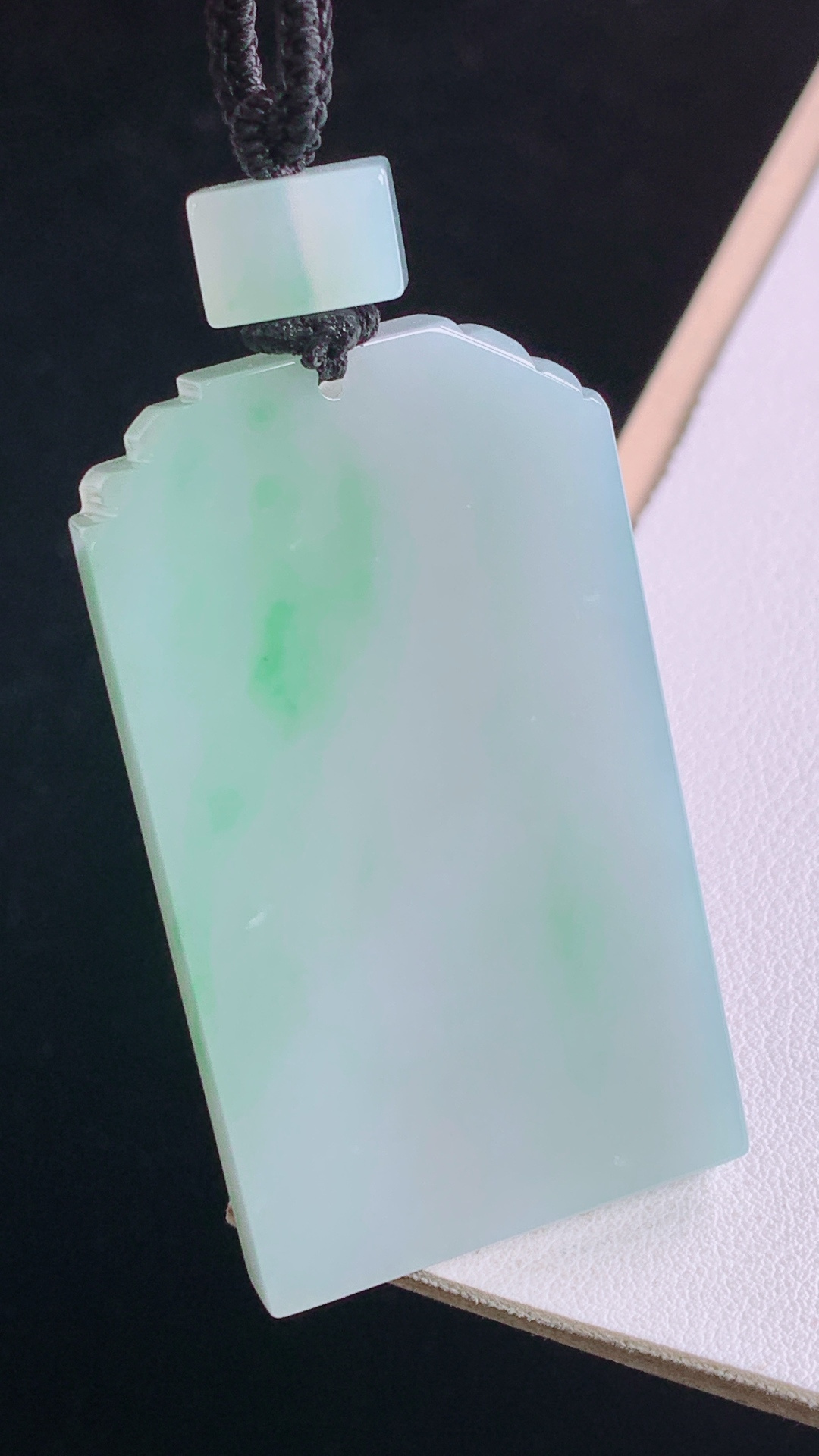 ️冰飘绿仿古牌，翠色灵动，底子细腻，无裂，尺寸:53.5-30.9-6.1mm 9