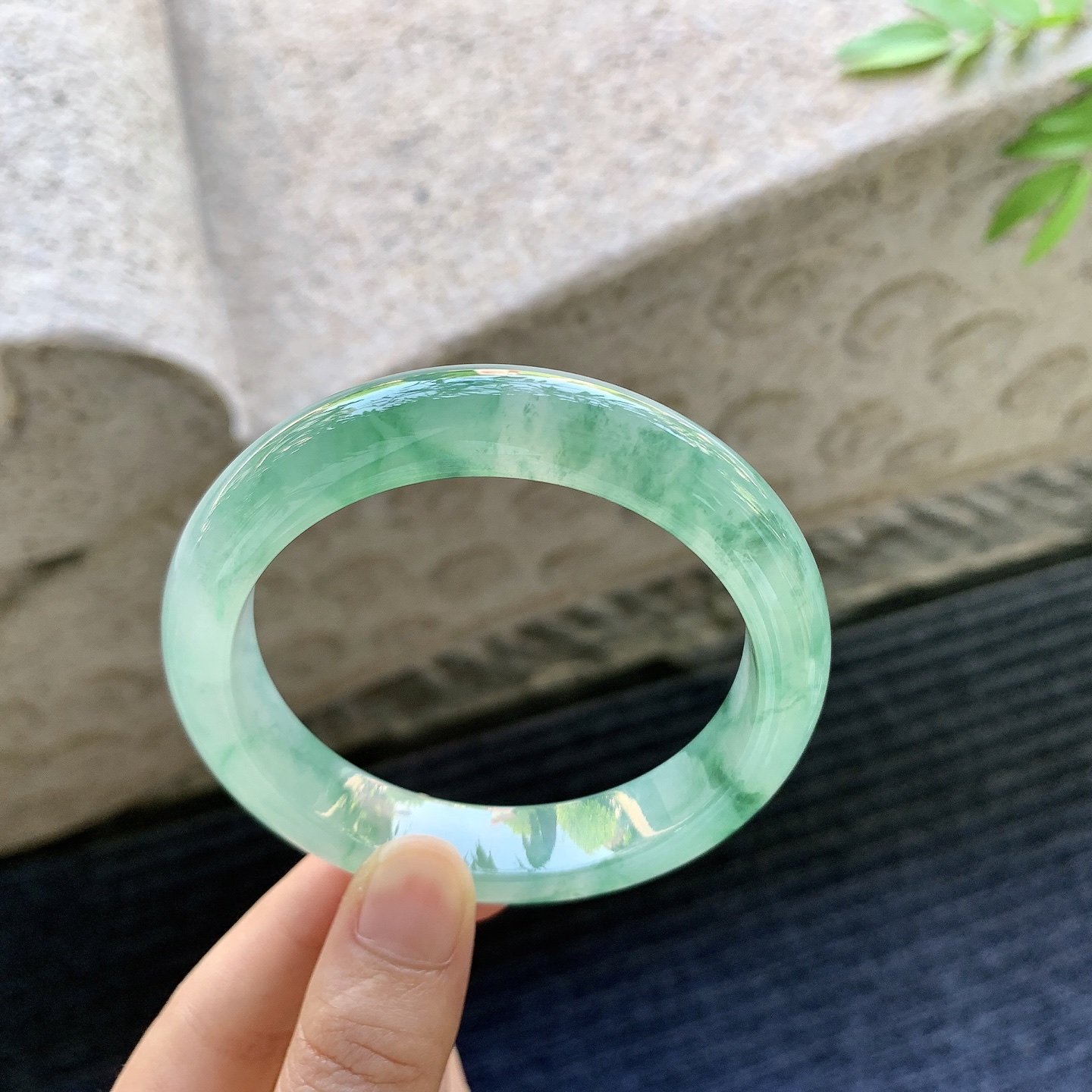 正圈58 59，圈口59.1/12.7/9，编码A1081128，冰飘绿花，清透，水润，种老，细腻，无裂。