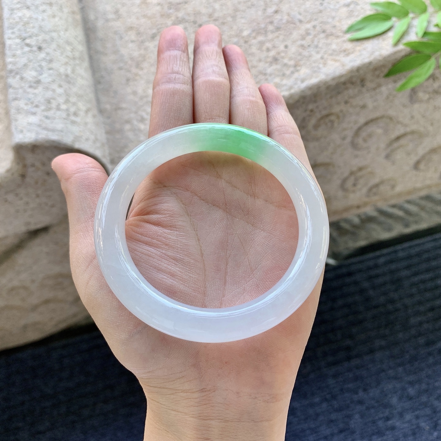 圆条56 57，圈口57.6/9.8/9.7，编码B2081110，糯冰飘绿，水润，种老，细腻，有纹线