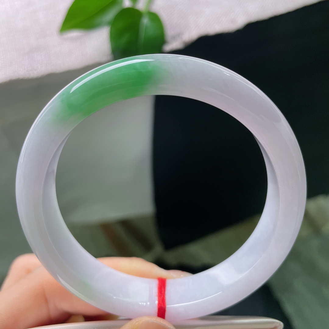58.8/12.8/8.3，白底青正圈，白釉凝脂，翠色欲流。一方玉佩，半卷诗书。皮纹，56668a