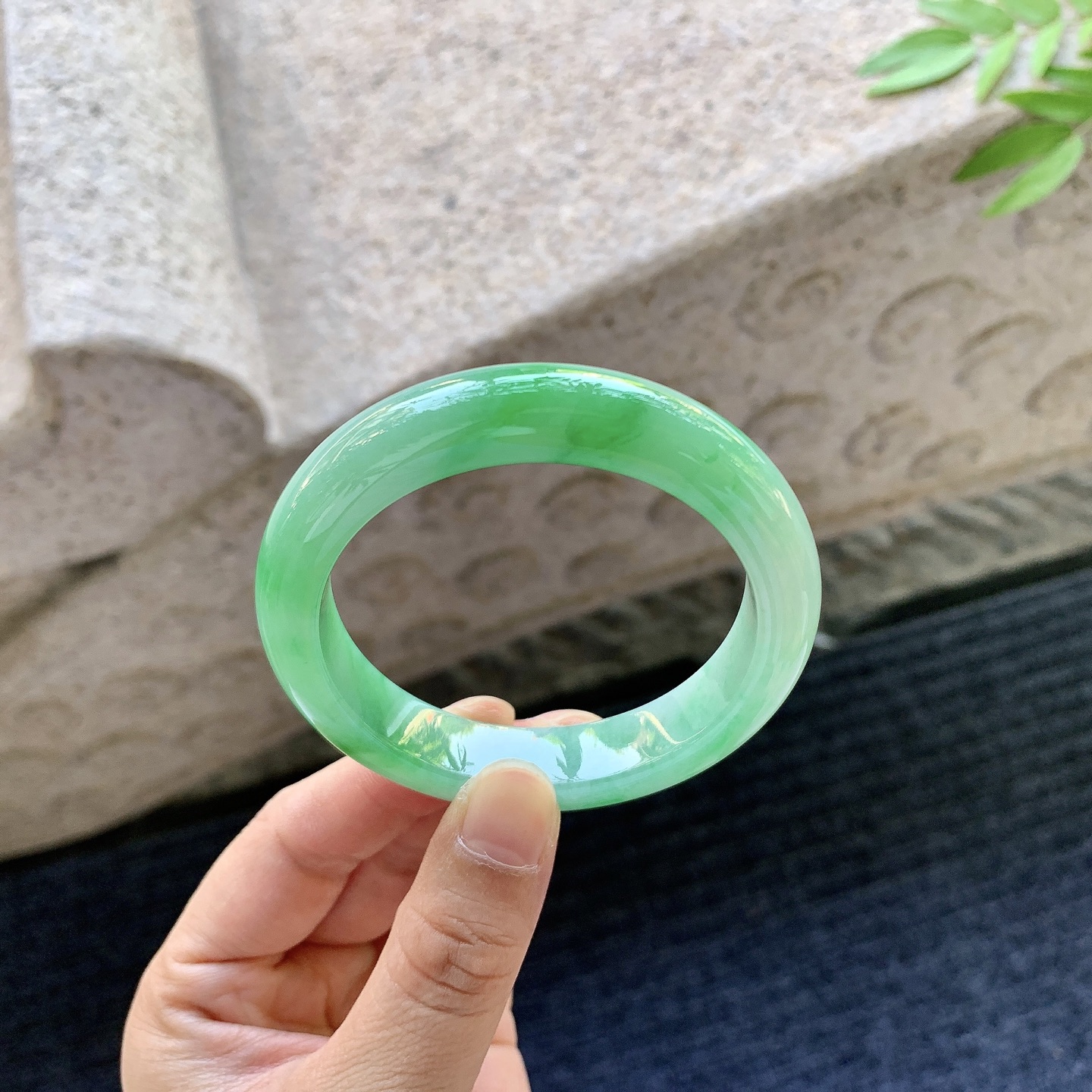 正圈52 53，圈口52.6/11.8/8.5，编码G7081125，糯冰飘阳绿，水润，种老，细腻，打灯有纹线