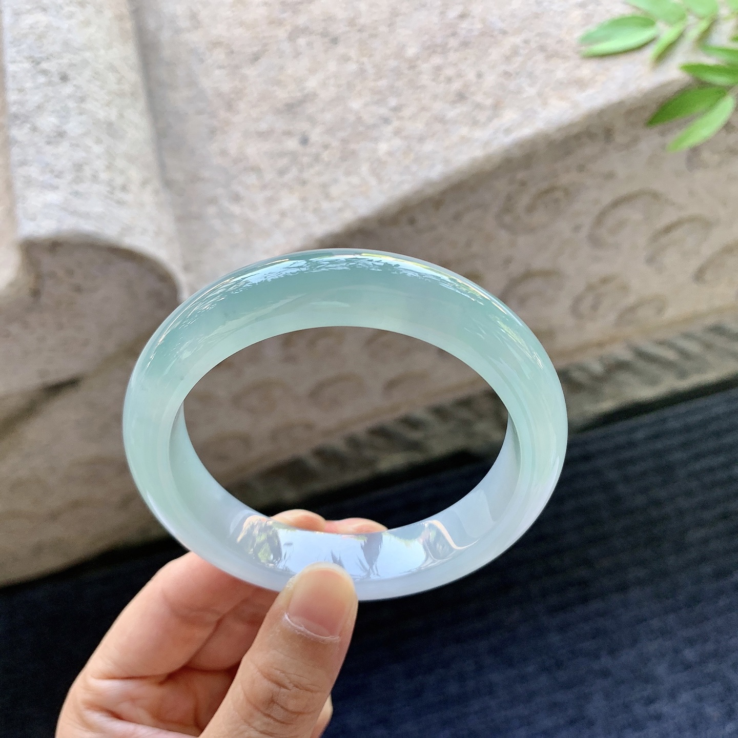 正圈58 59，圈口59/13.4/9，编码W6081130，描述冰糯晴绿，水润，种老，细腻，无裂。