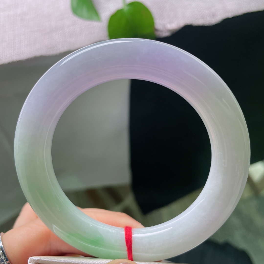 56/12.0，春彩圆条，一点皮纹，紫绿相融春彩镯，底色柔和，色彩过渡自然，肥润圆条，佩戴衬得手腕温婉雅致。ss56693a