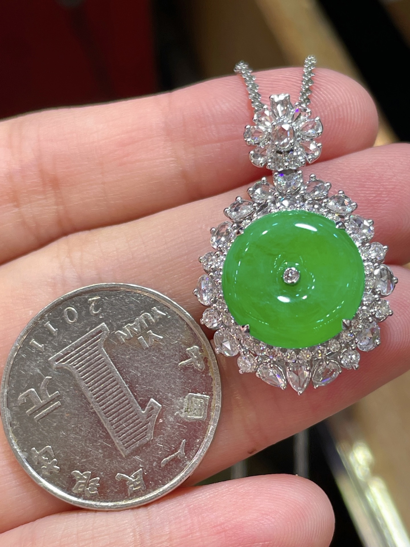 翡翠满绿平安扣吊坠，质量货，光感强烈，种老细腻，料子水润通透，18k镶，佩戴效果佳，14.5-14.