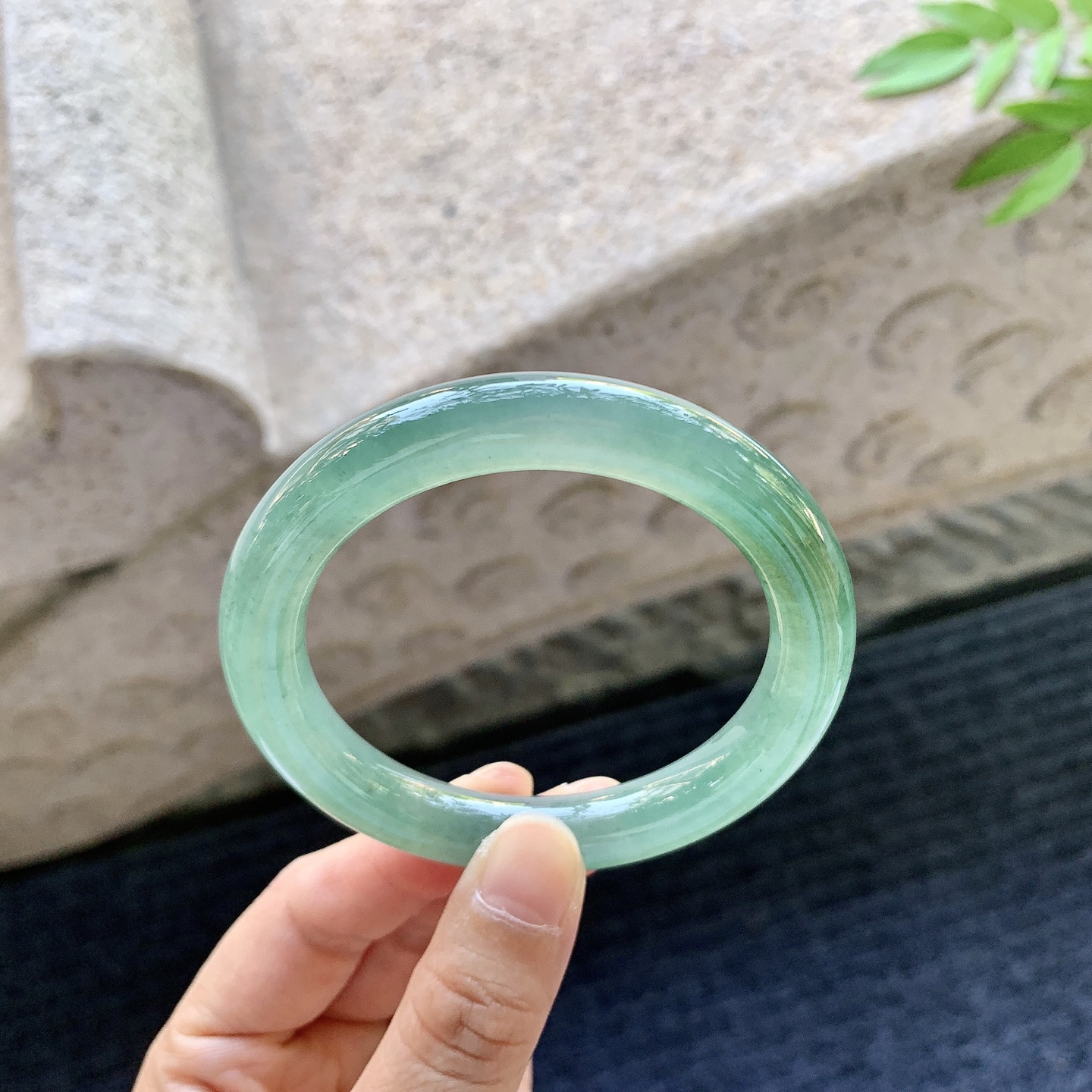 圆条54 55，圈口54.6/10/9.4，编码B2081108，糯冰晴绿，水润，种老，细腻，无裂。
