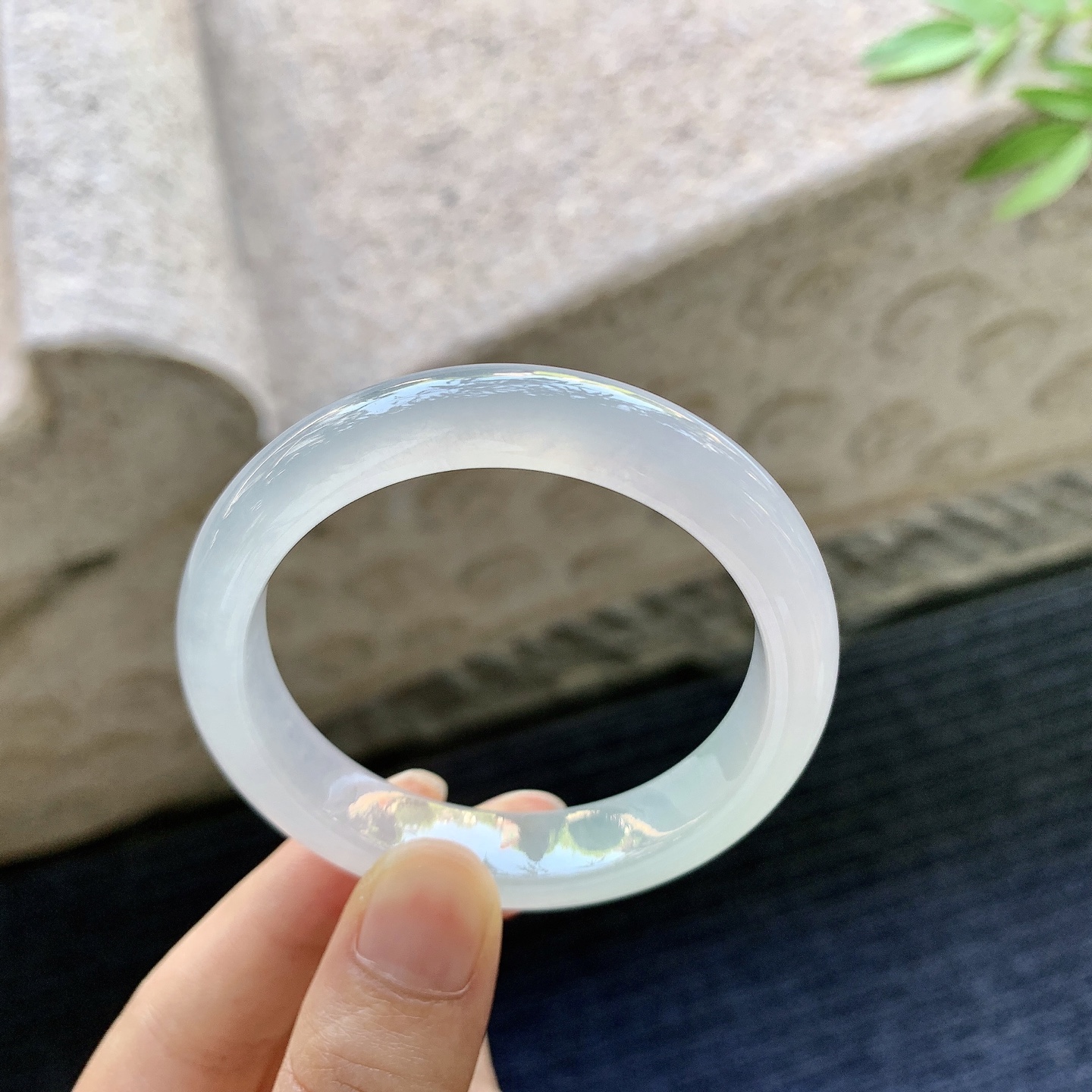 正圈48 49，圈口49.5/11/7.6，编码G7081115，描述糯冰飘绿，水润，种老，细腻，打灯有棉线