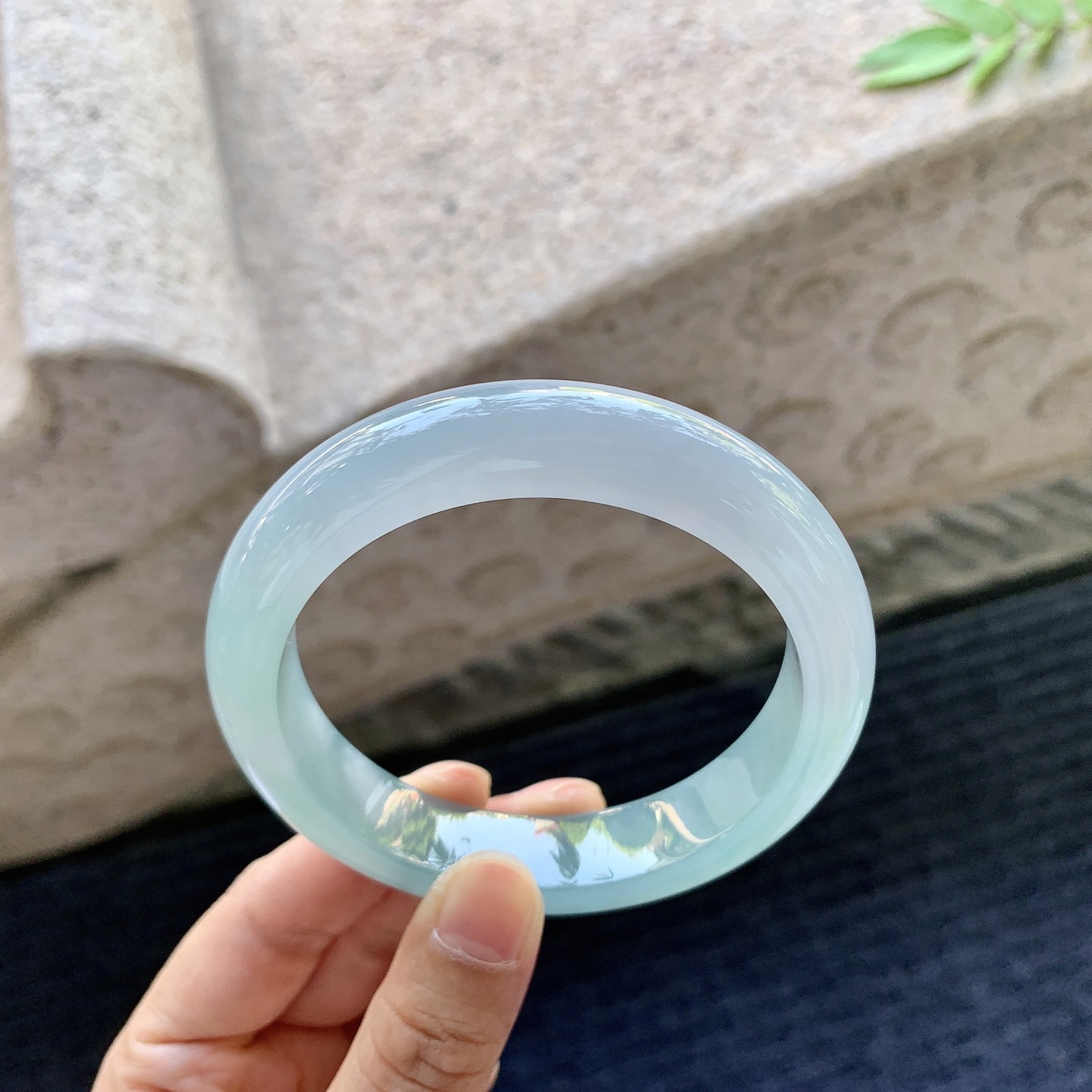 正圈58 59，圈口59/13.4/9，编码W6081130，描述冰糯晴绿，水润，种老，细腻，无裂。
