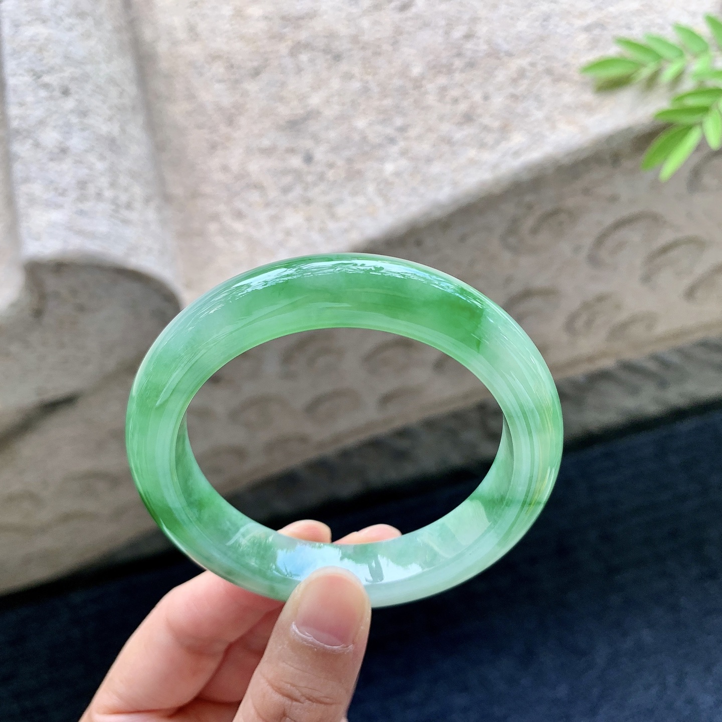正圈54 55，圈口54.6/12/9，编码W6081247，描述糯冰飘绿，水润，种老，细腻，打灯有纹线