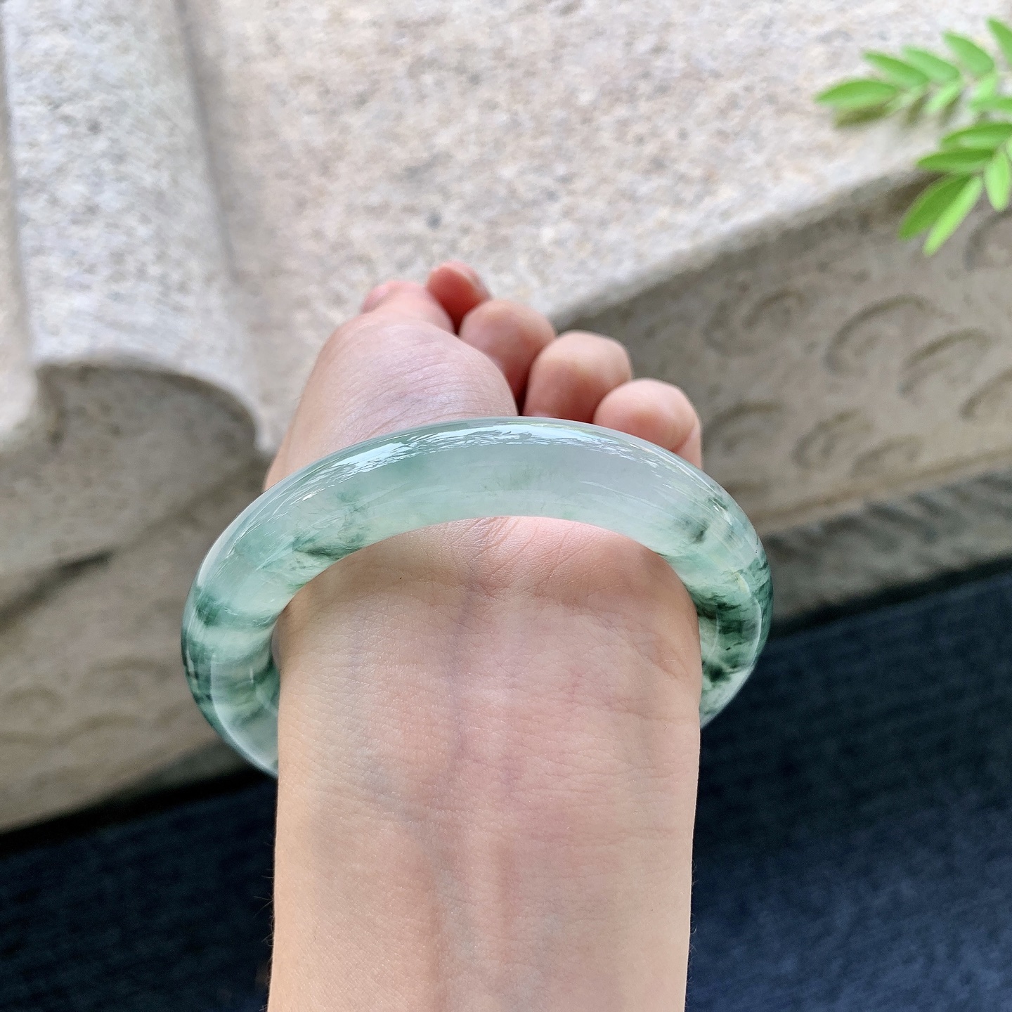 圆条56 57，圈口57/11.5/11.2，编码BA081244，冰种飘花，清透，水润，种老，细腻，有棉线