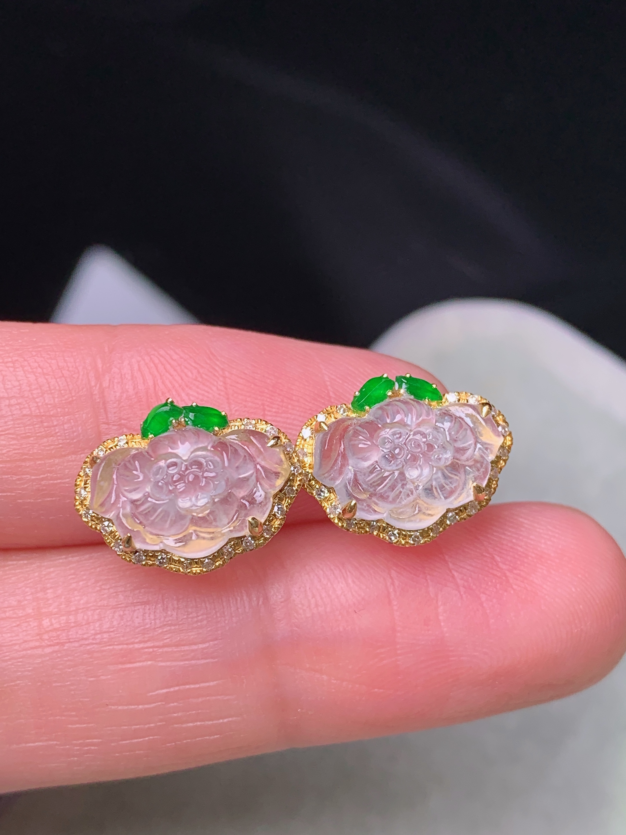 18k金钻镶嵌冰种莲花耳钉 玉质细腻 色泽艳丽清新 水润亮眼 整体尺寸10.5*13.5*4.7 t